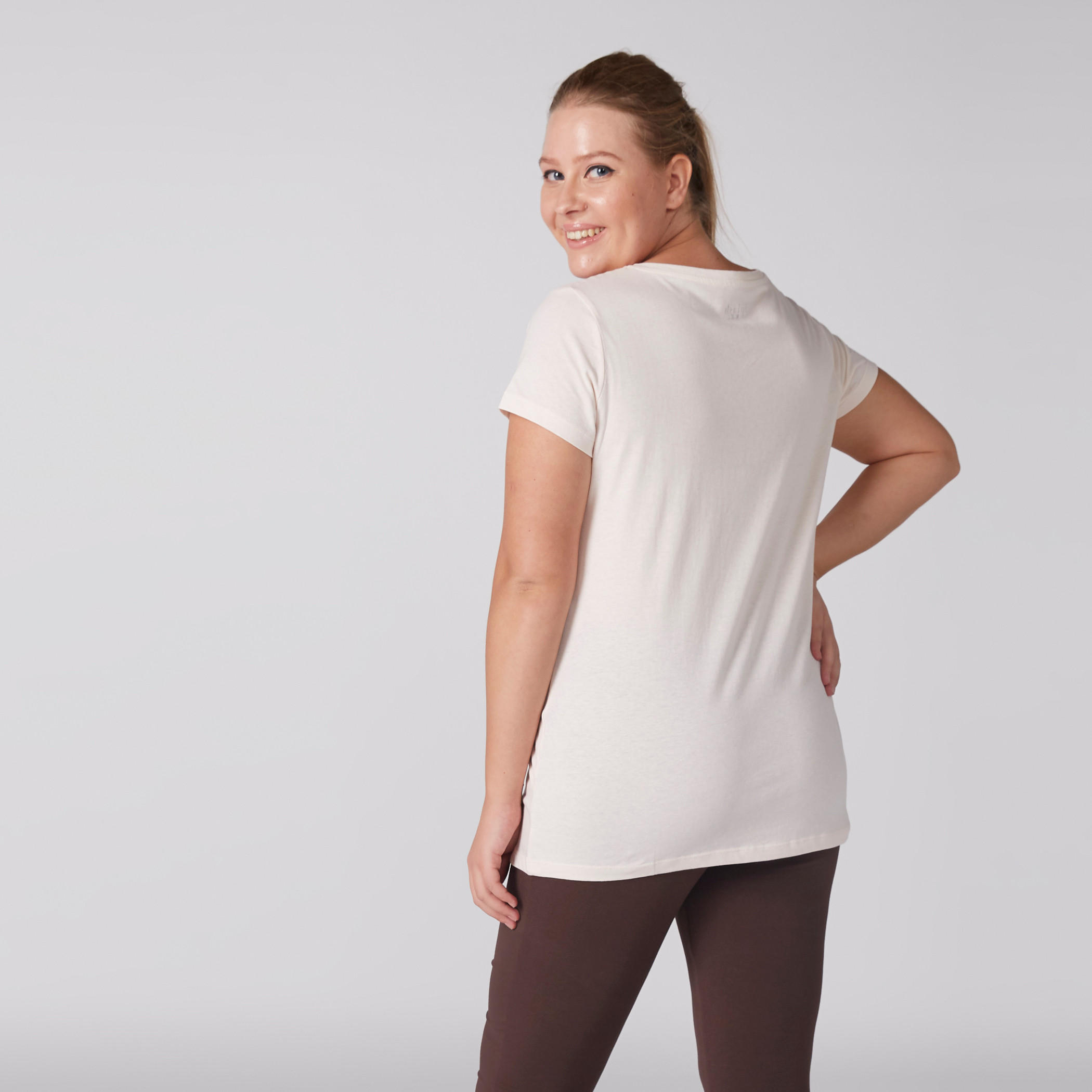 تيشيرت بنقش مطبوع مع ياقة دائرية وأكمام قصيرة-women-clothing-tshirts-image-2