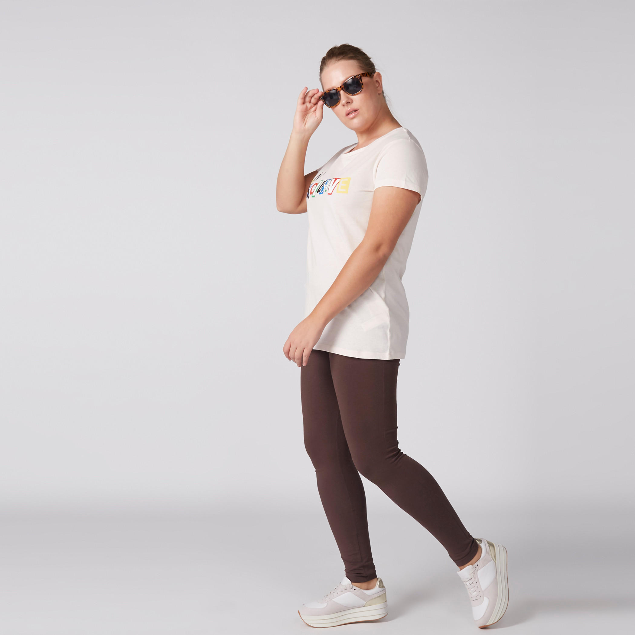 تيشيرت بنقش مطبوع مع ياقة دائرية وأكمام قصيرة-women-clothing-tshirts-image-3