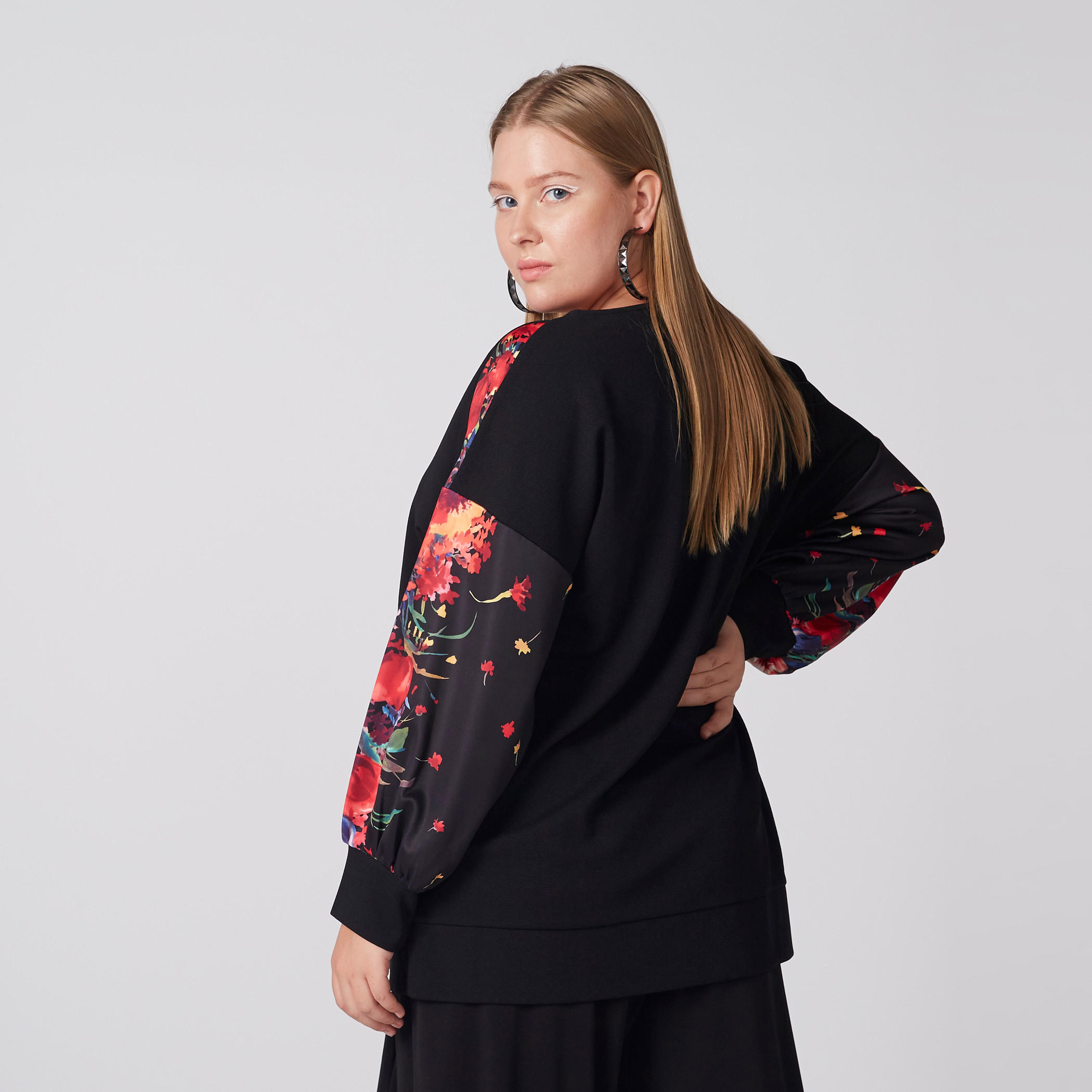 بلوزة بياقة مستديرة وأكمام طويلة وطبعات-women-clothing-shirtsandblouses-blouses-image-2
