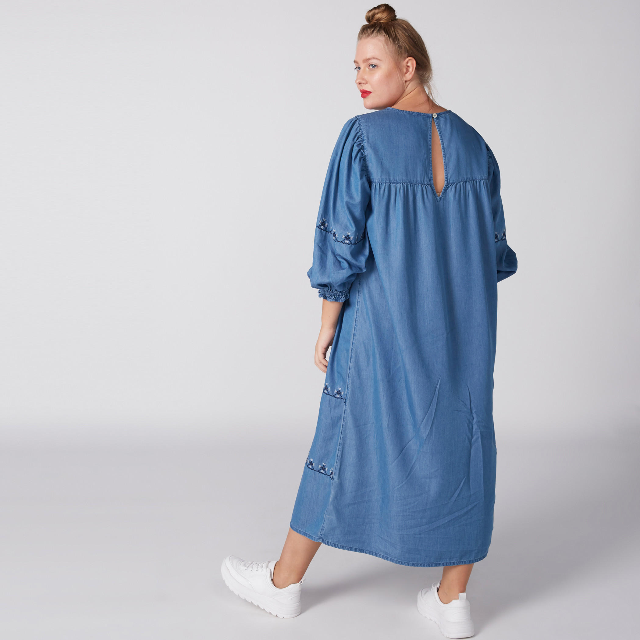 فستان ماكسي بأكمام طويلة وتصميم مطرّز-women-clothing-dresses-image-4