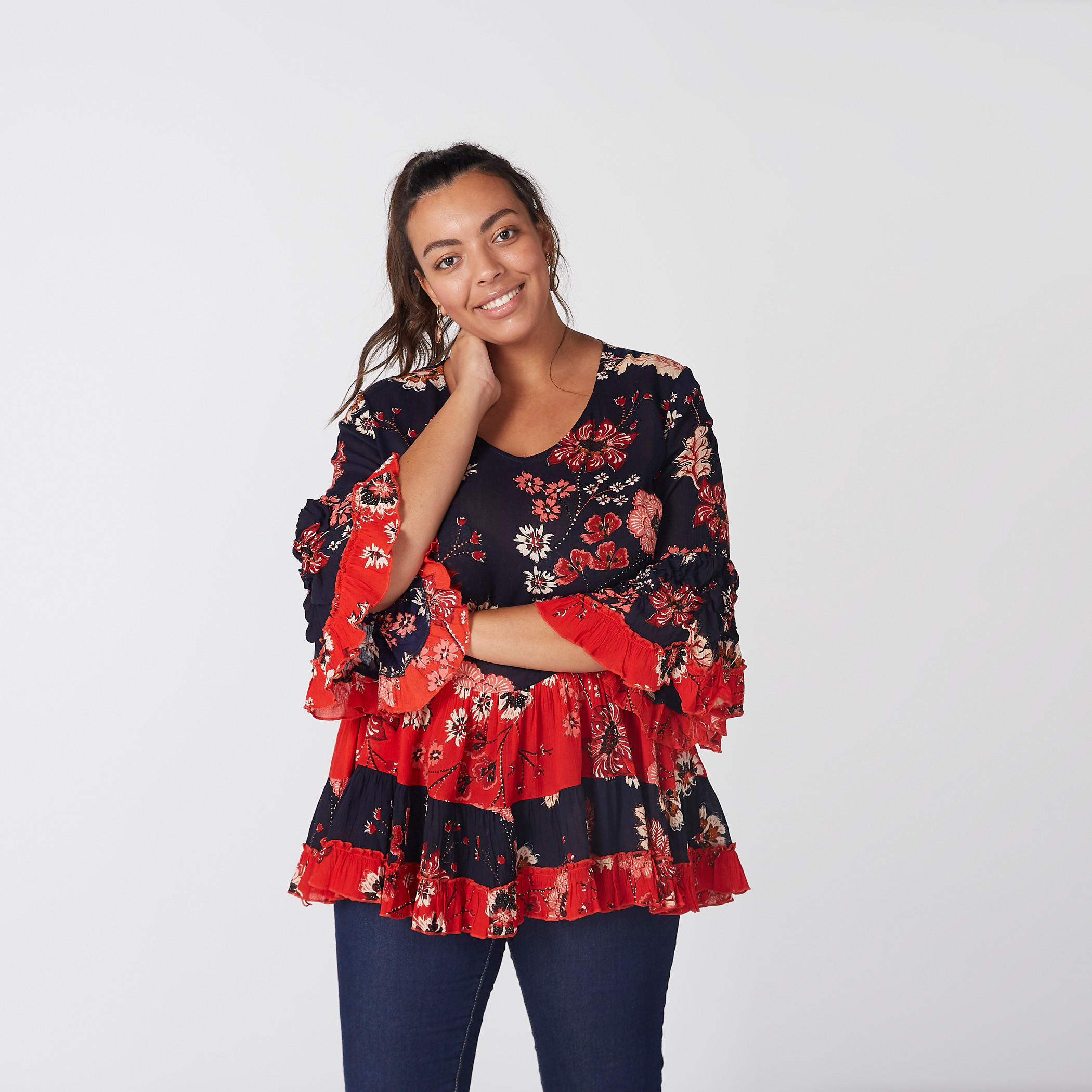 بلوزة بطبعات زهرية وتفاصيل كشكش وأكمام واسعة-women-clothing-shirtsandblouses-blouses-image-1