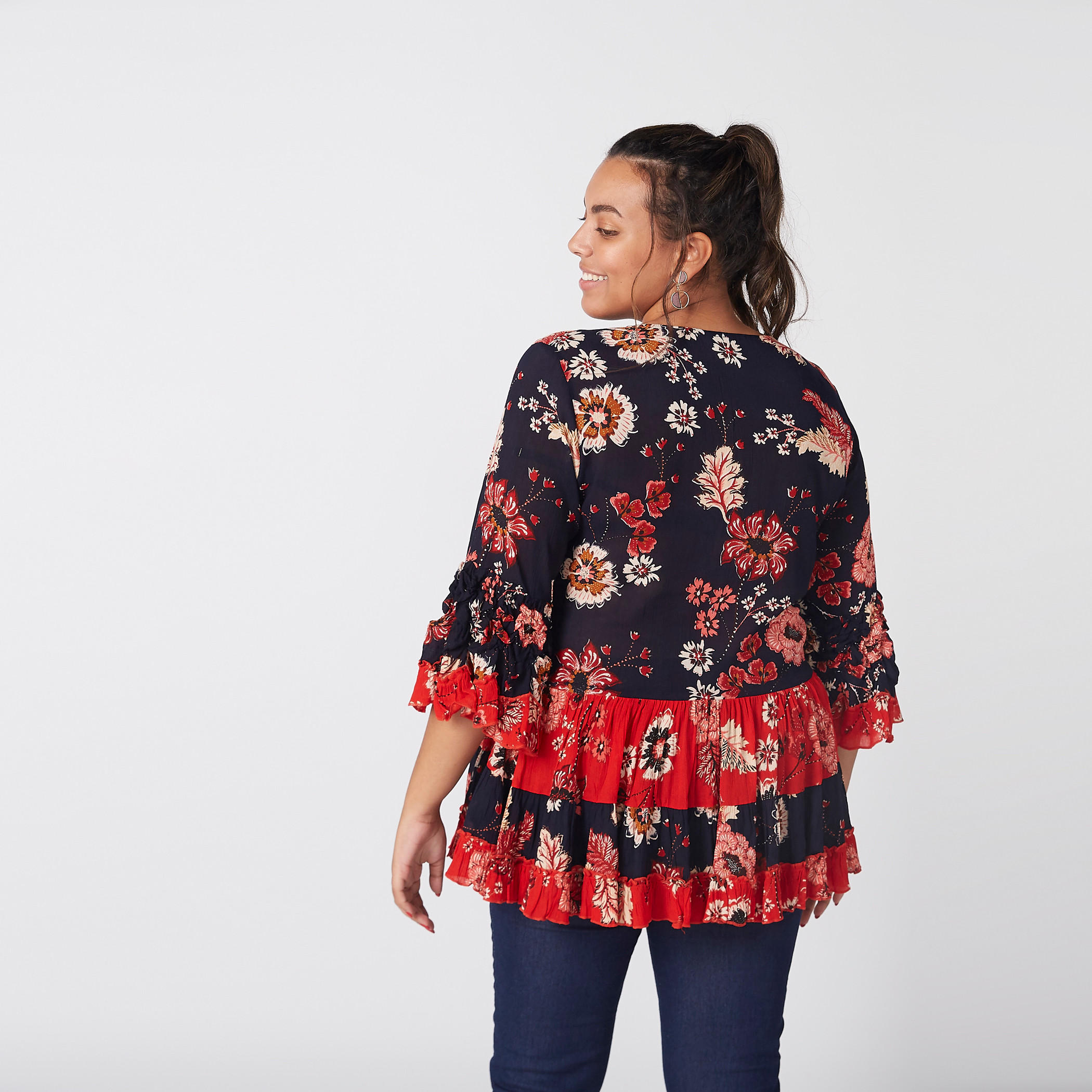 بلوزة بطبعات زهرية وتفاصيل كشكش وأكمام واسعة-women-clothing-shirtsandblouses-blouses-image-4