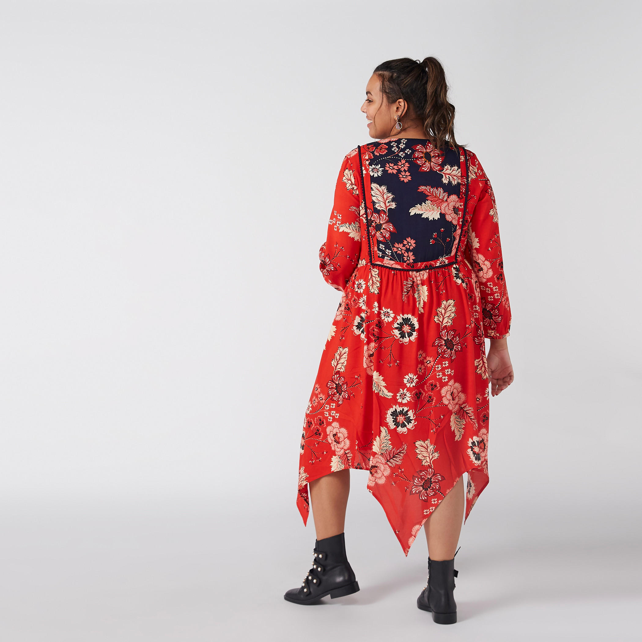 فستان بطبعات وياقة مستديرة وحواف غير مستوية-women-clothing-dresses-image-2
