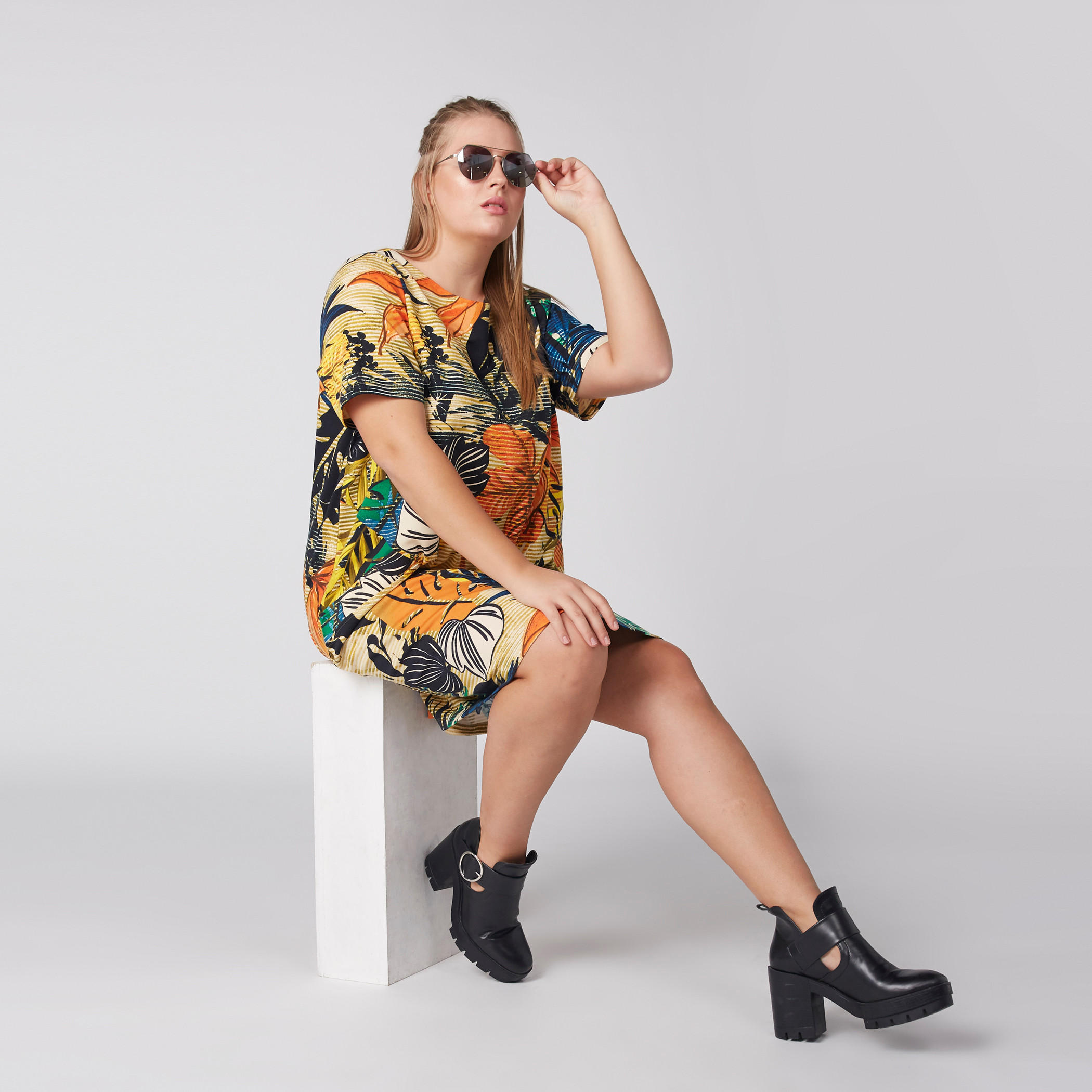فستان بطبعات وياقة مستديرة وأكمام قصيرة-women-clothing-dresses-image-5