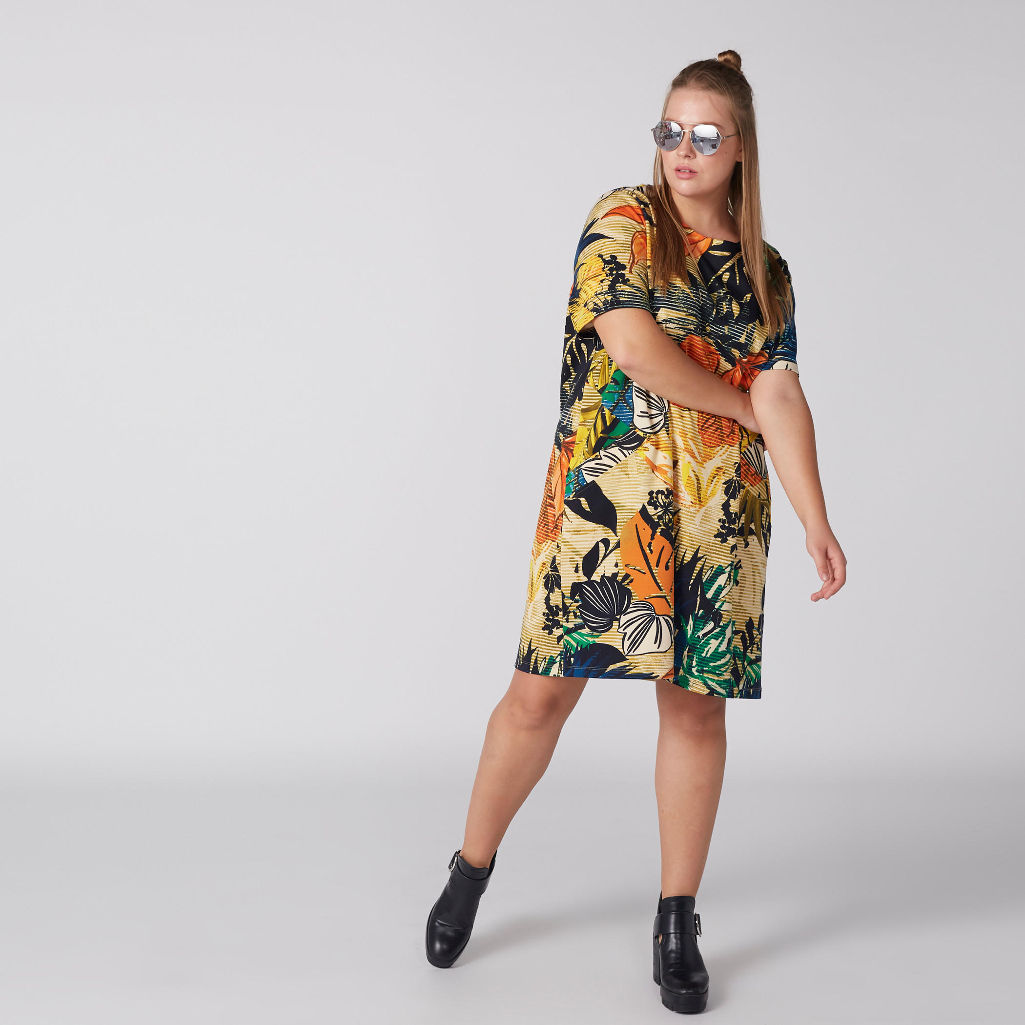 فستان بطبعات وياقة مستديرة وأكمام قصيرة-women-clothing-dresses-image-4