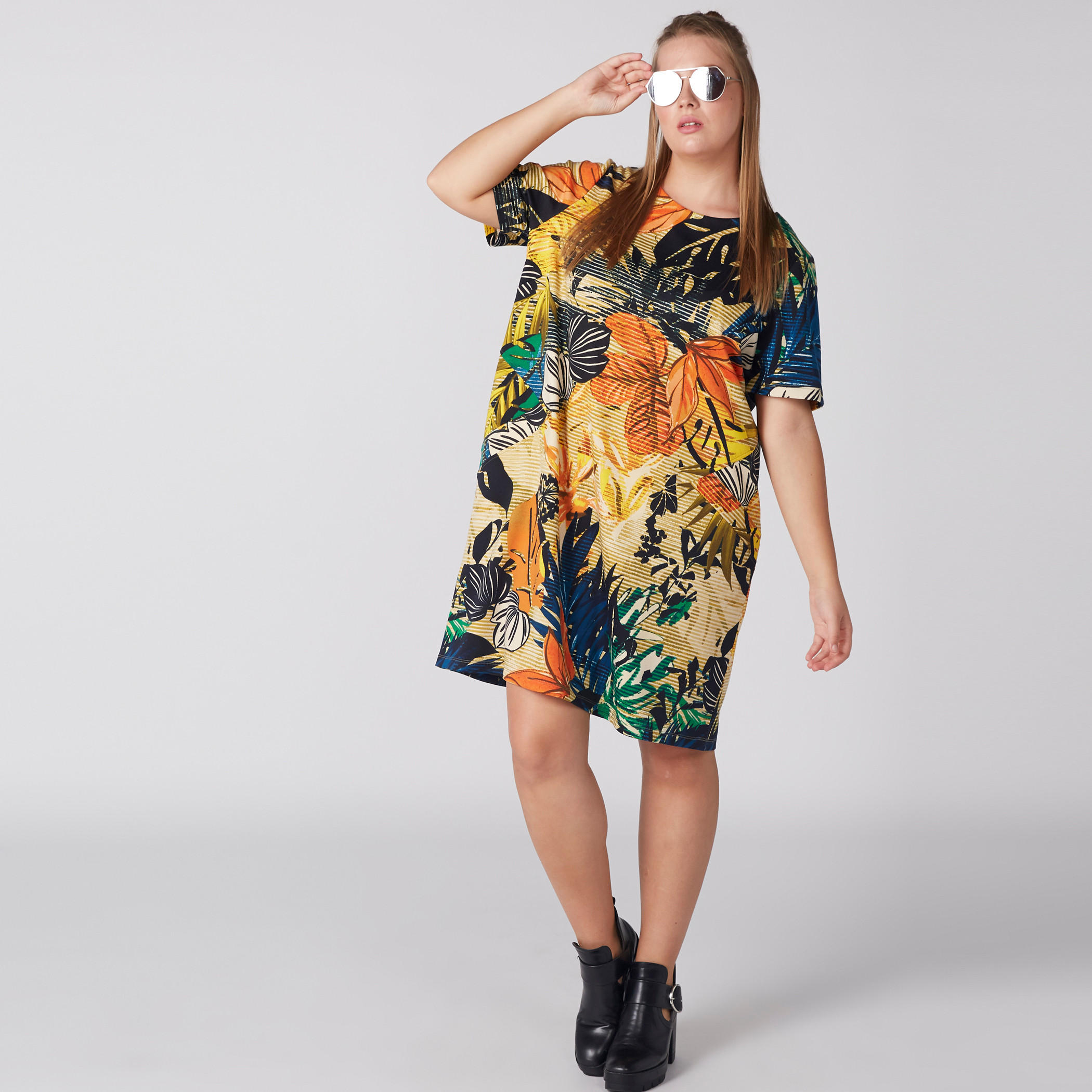 فستان بطبعات وياقة مستديرة وأكمام قصيرة-women-clothing-dresses-image-1
