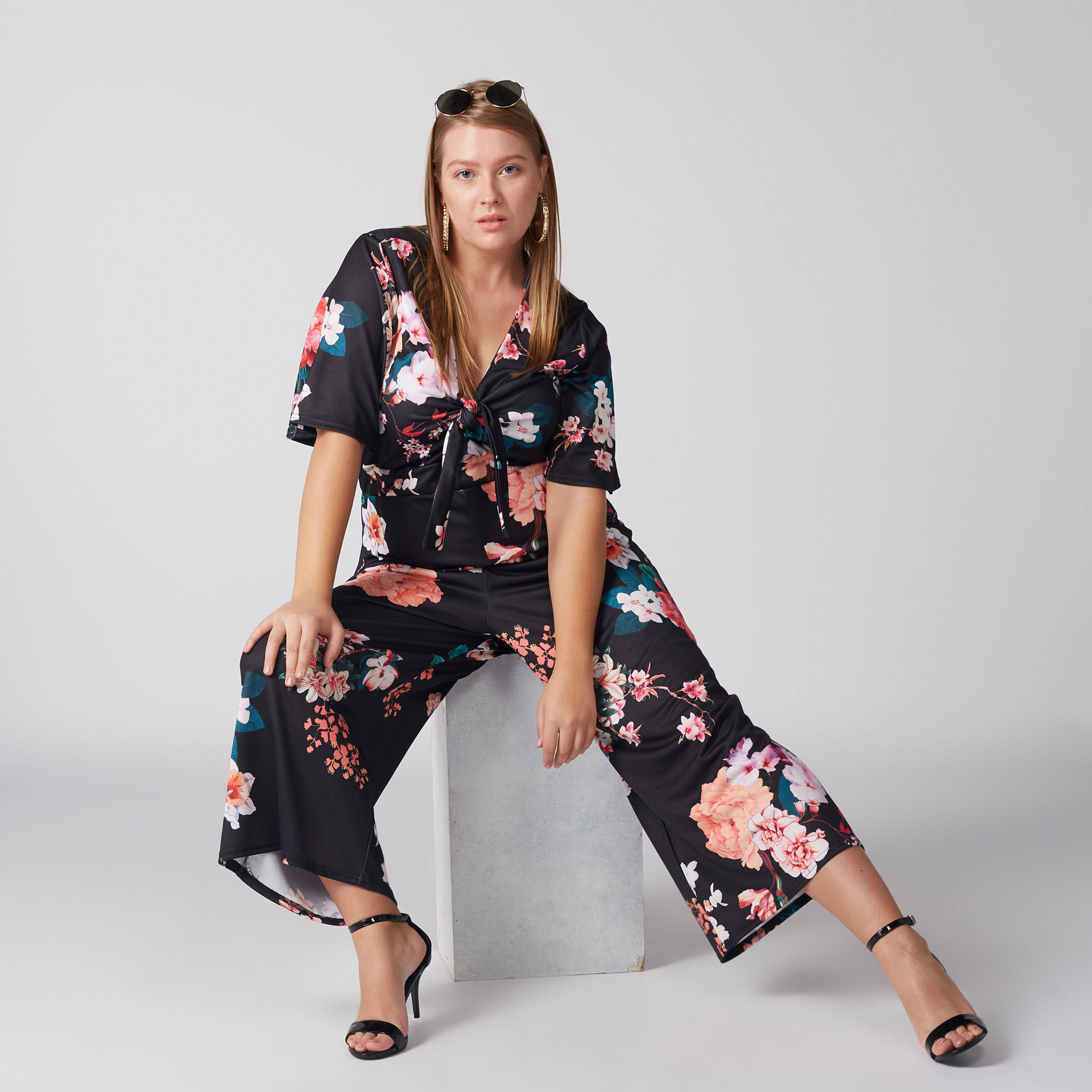 أفرول بطبعات زهرية وأكمام واسعة وتفاصيل معقودة-women-clothing-jumpsuits-image-4