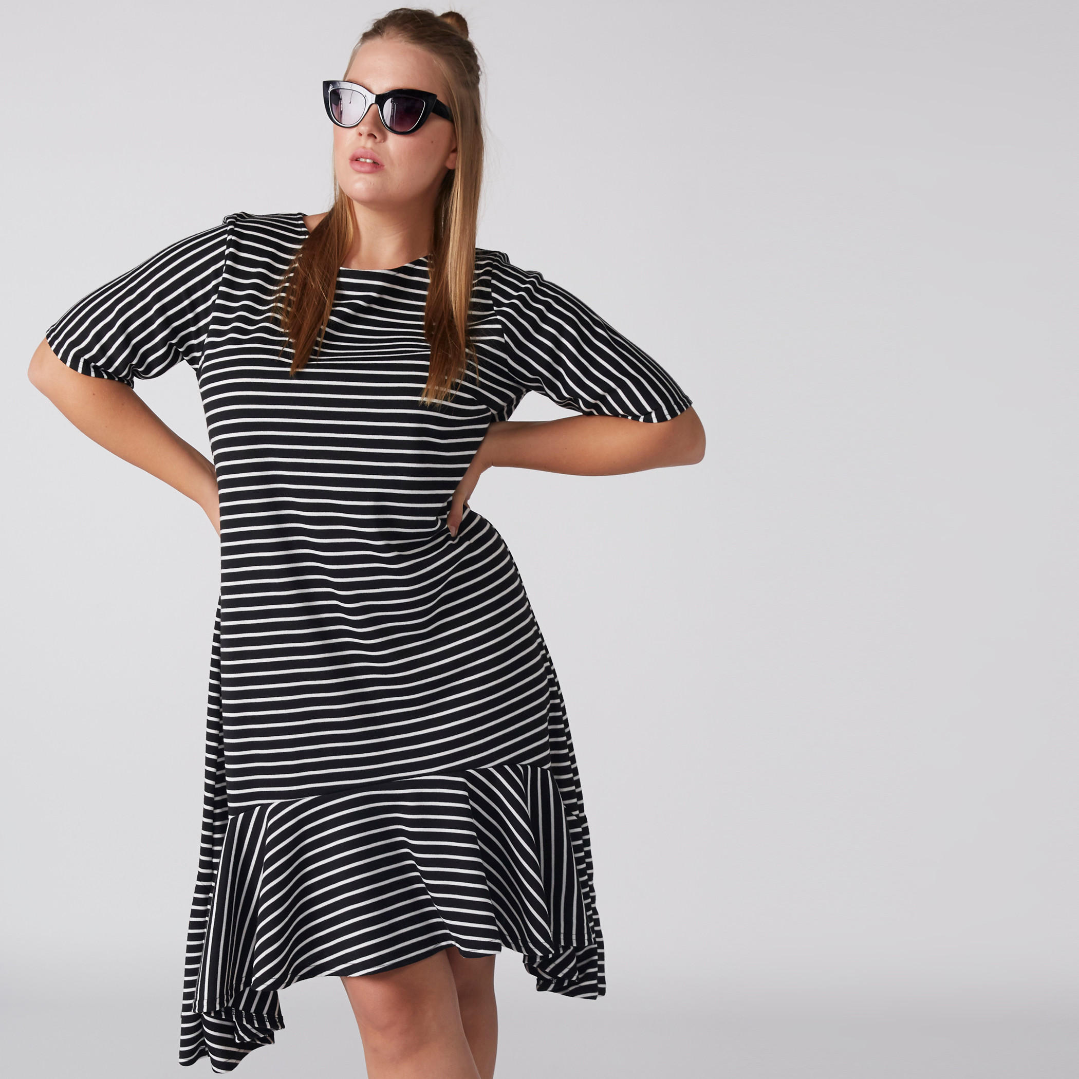 فستان ميدي مقلّم بحواف غير مستوية وياقة مستديرة وأكمام قصيرة-women-clothing-dresses-image-1