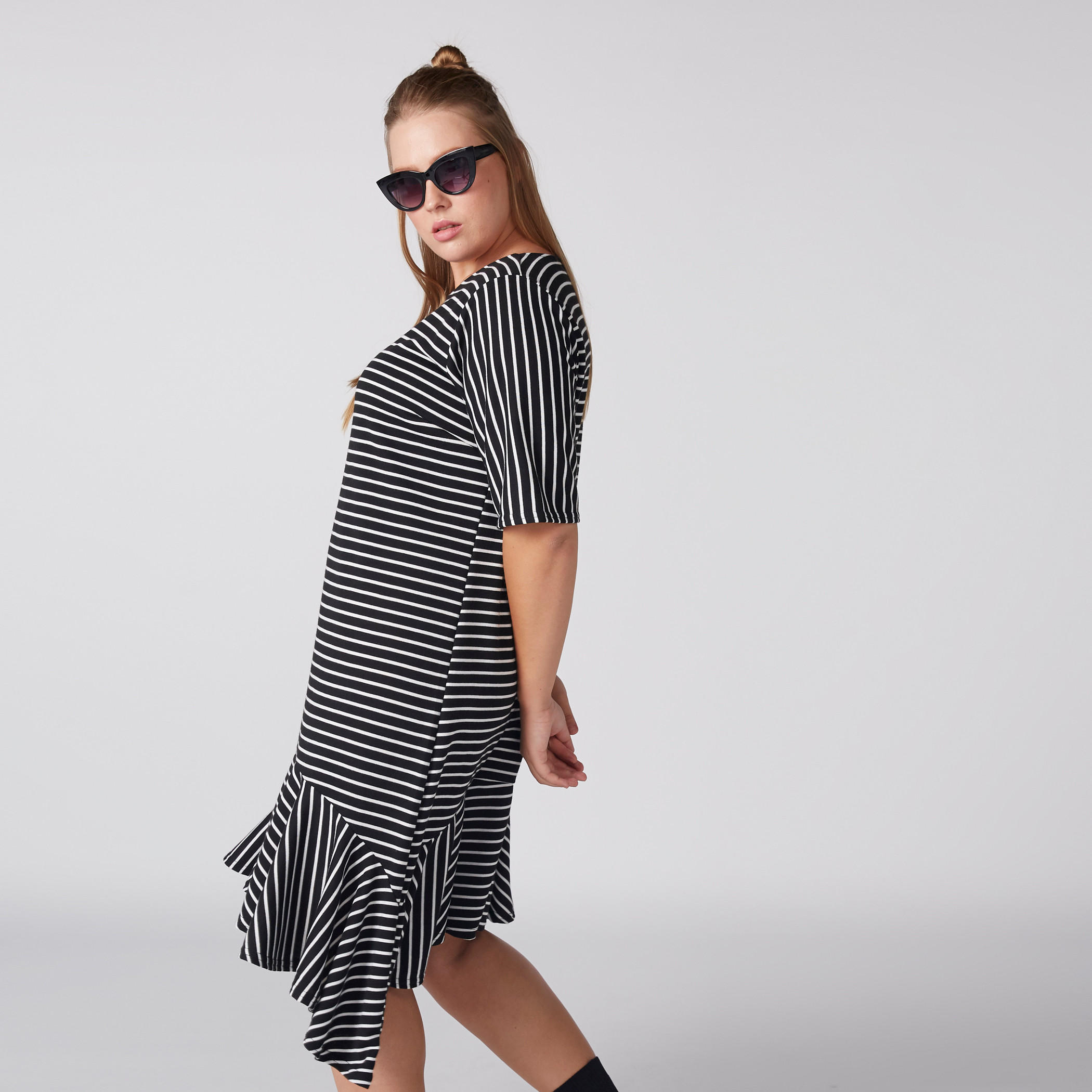 فستان ميدي مقلّم بحواف غير مستوية وياقة مستديرة وأكمام قصيرة-women-clothing-dresses-image-2