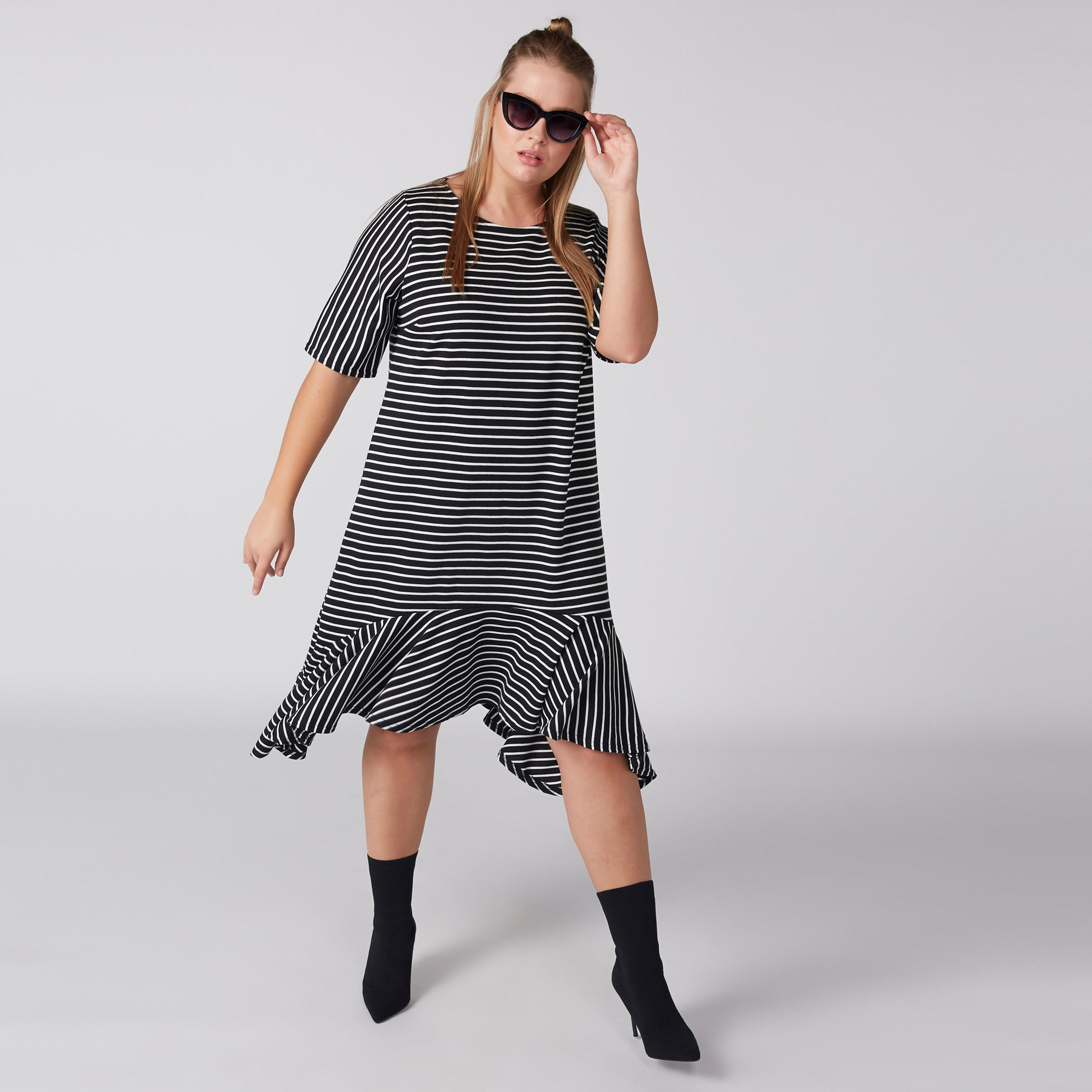 فستان ميدي مقلّم بحواف غير مستوية وياقة مستديرة وأكمام قصيرة-women-clothing-dresses-image-3