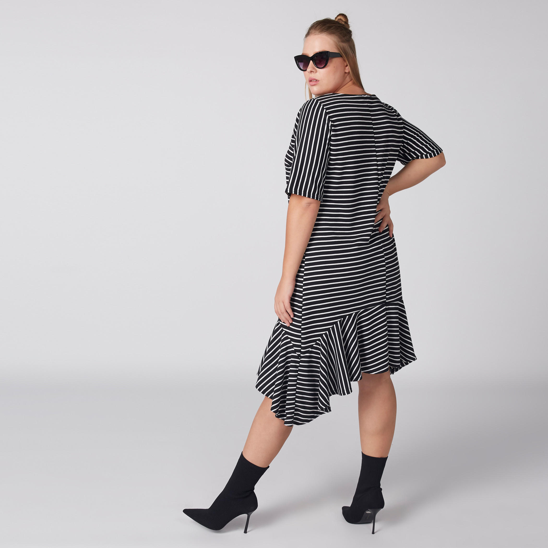 فستان ميدي مقلّم بحواف غير مستوية وياقة مستديرة وأكمام قصيرة-women-clothing-dresses-image-4