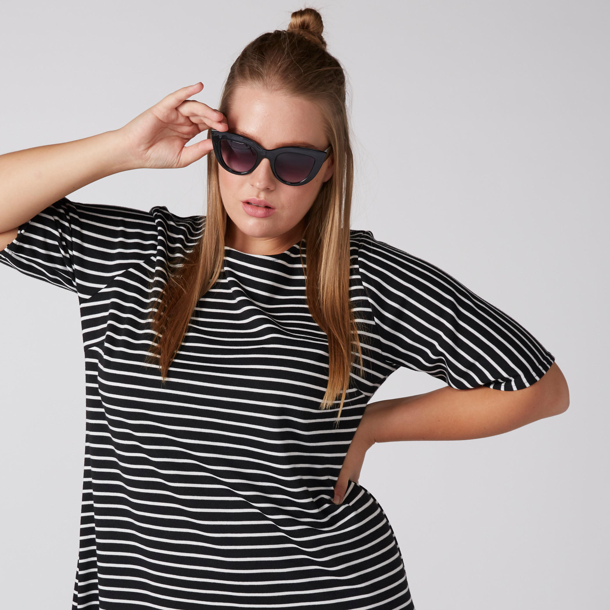فستان ميدي مقلّم بحواف غير مستوية وياقة مستديرة وأكمام قصيرة-women-clothing-dresses-image-5