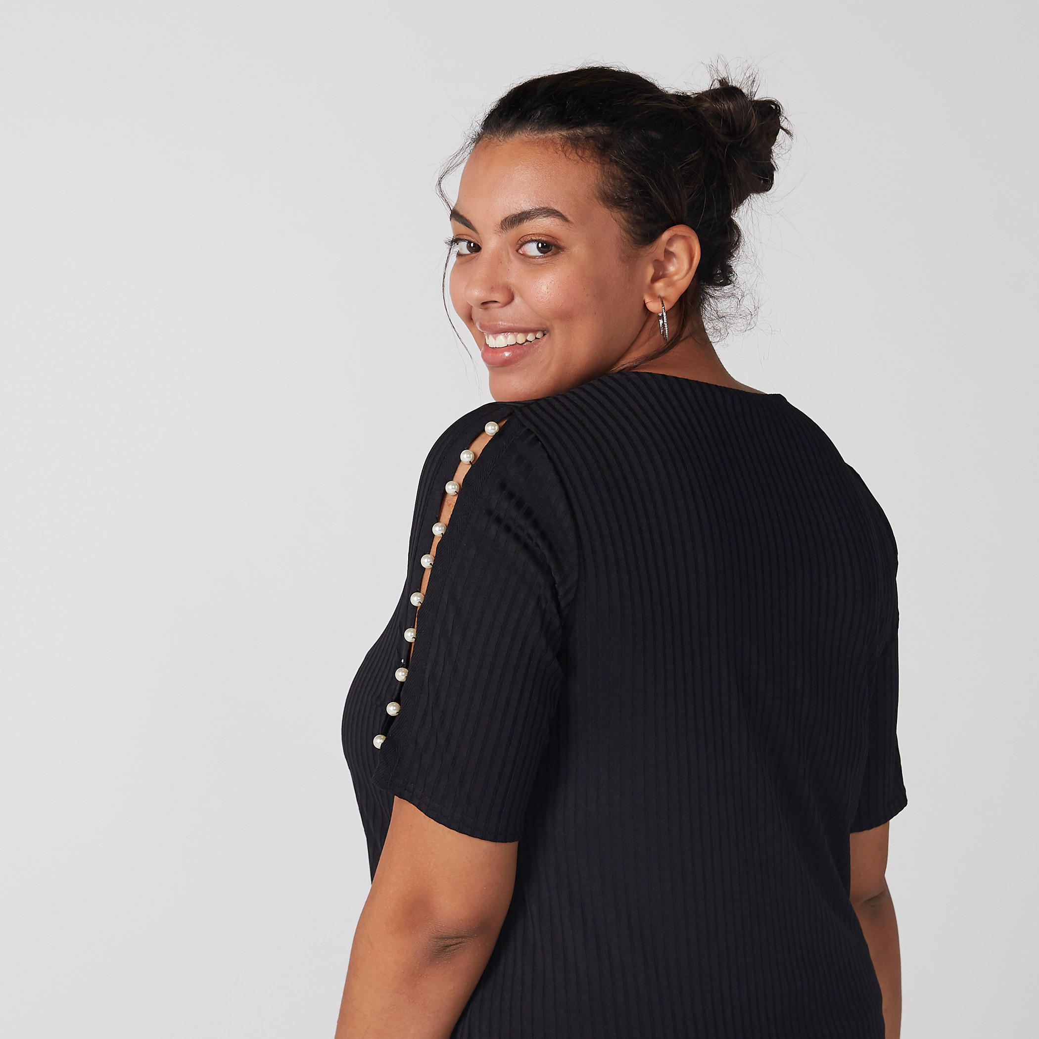 بلوزة بياقة مستديرة وأكمام قصيرة بتفاصيل لؤلؤ-women-clothing-shirtsandblouses-blouses-image-2