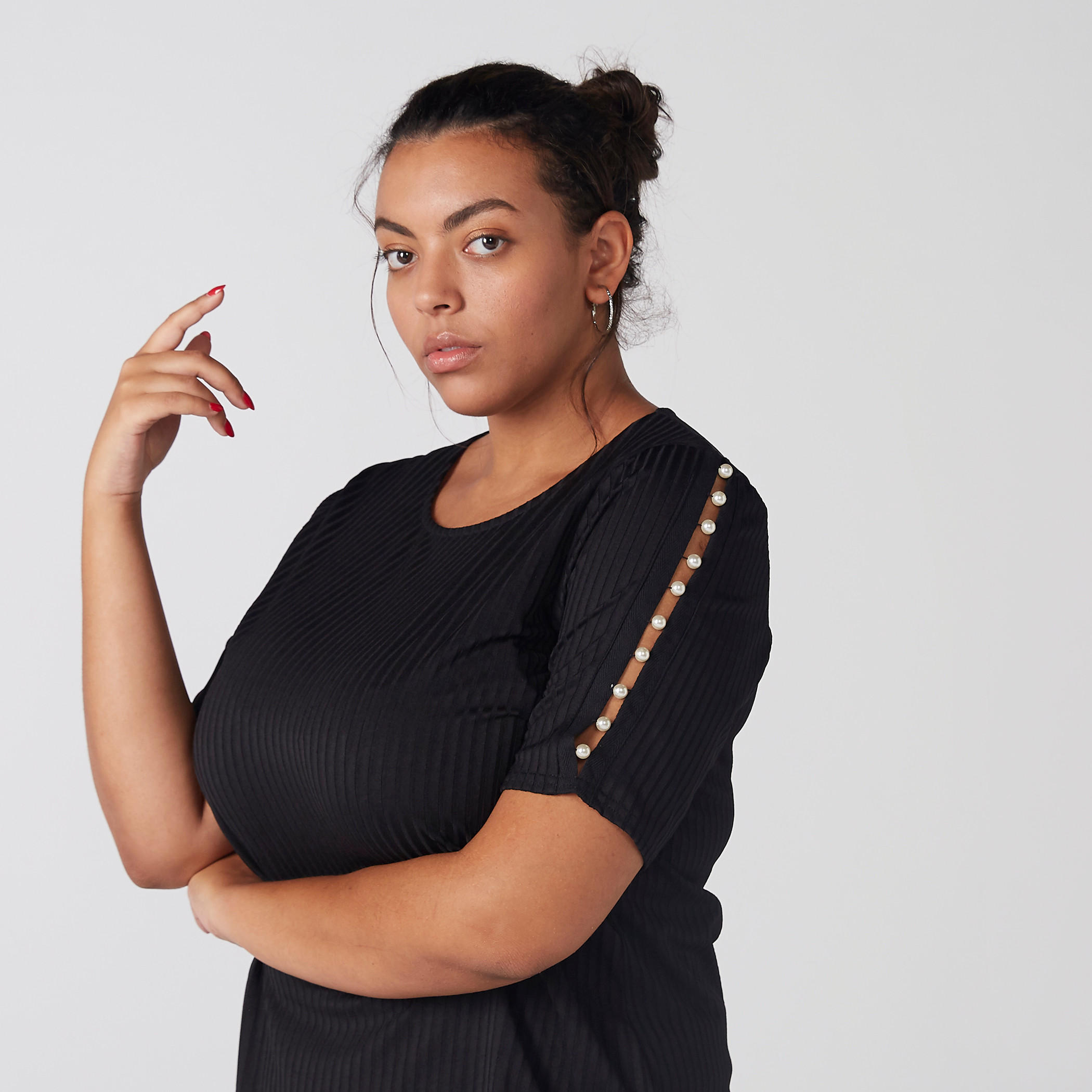 بلوزة بياقة مستديرة وأكمام قصيرة بتفاصيل لؤلؤ-women-clothing-shirtsandblouses-blouses-image-4