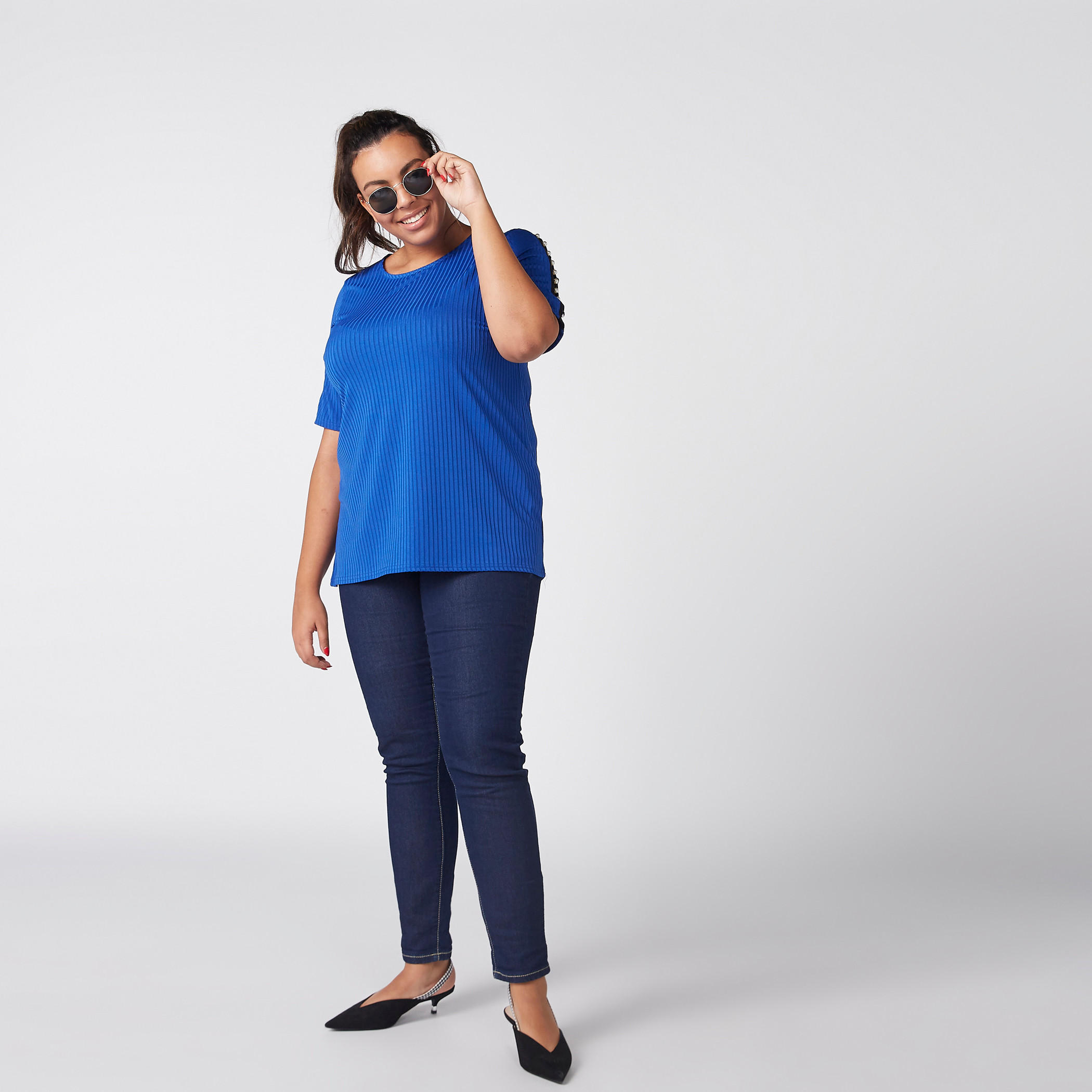 بلوزة بياقة مستديرة وأكمام قصيرة بتفاصيل لؤلؤ-women-clothing-tshirts-image-1
