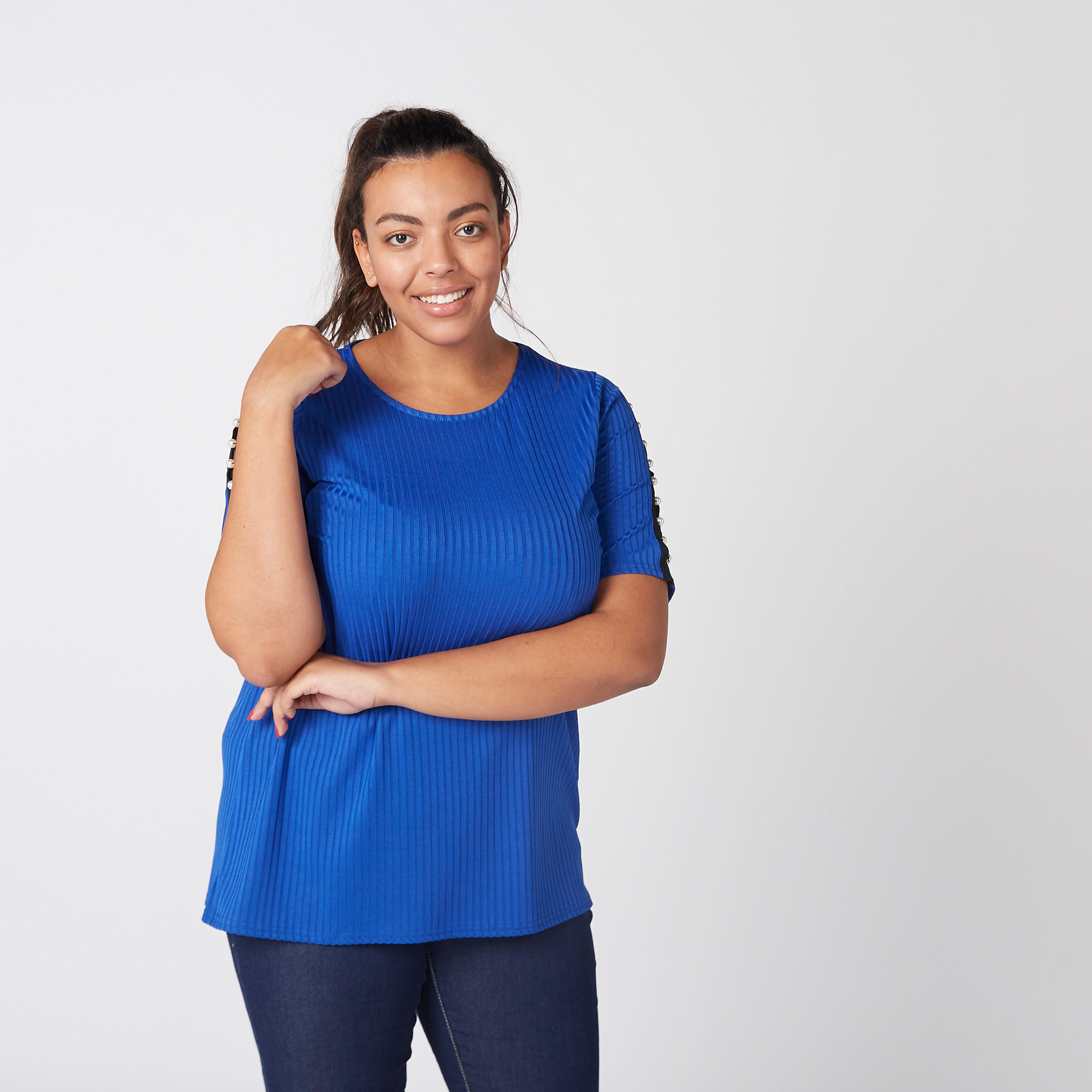 بلوزة بياقة مستديرة وأكمام قصيرة بتفاصيل لؤلؤ-women-clothing-tshirts-image-2