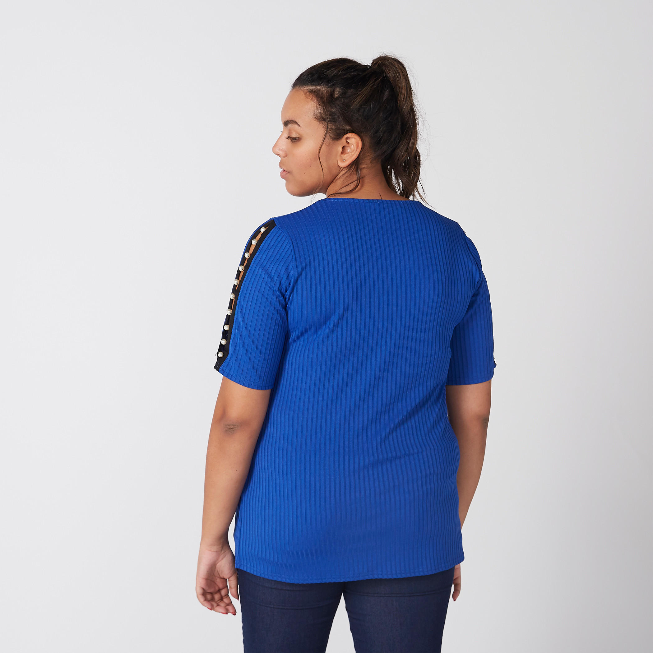 بلوزة بياقة مستديرة وأكمام قصيرة بتفاصيل لؤلؤ-women-clothing-tshirts-image-4