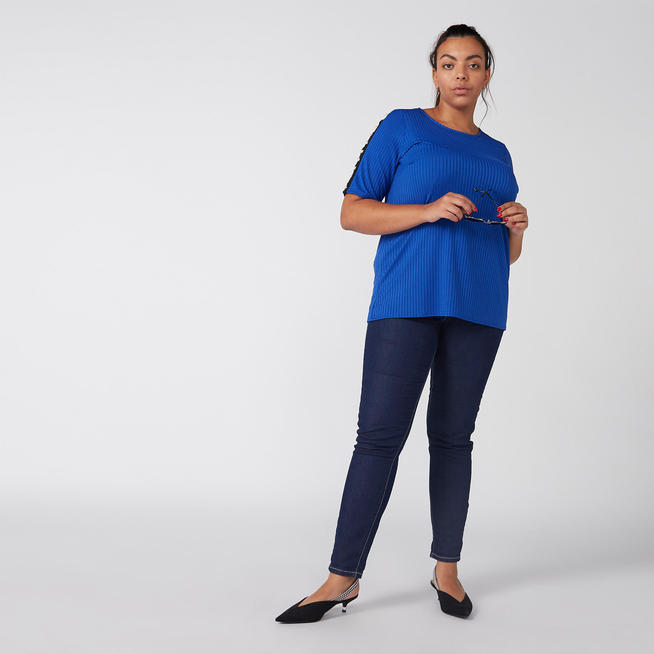 بلوزة بياقة مستديرة وأكمام قصيرة بتفاصيل لؤلؤ-women-clothing-tshirts-image-5
