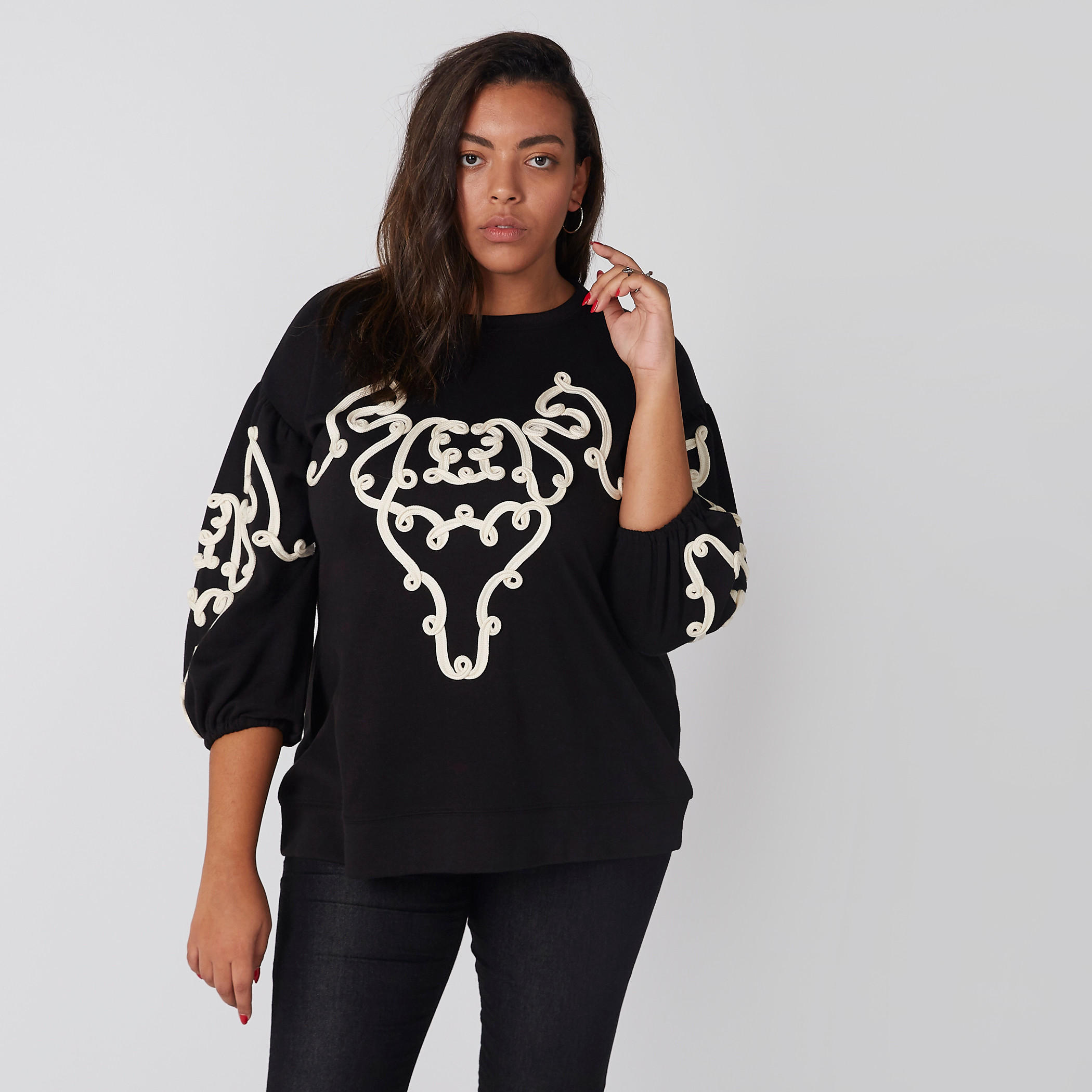 بلوزة سويت بياقة مستديرة وأكمام 3/4 وتطريز-women-winterwear-hoodiesandsweatshirts-sweatshirts-image-1