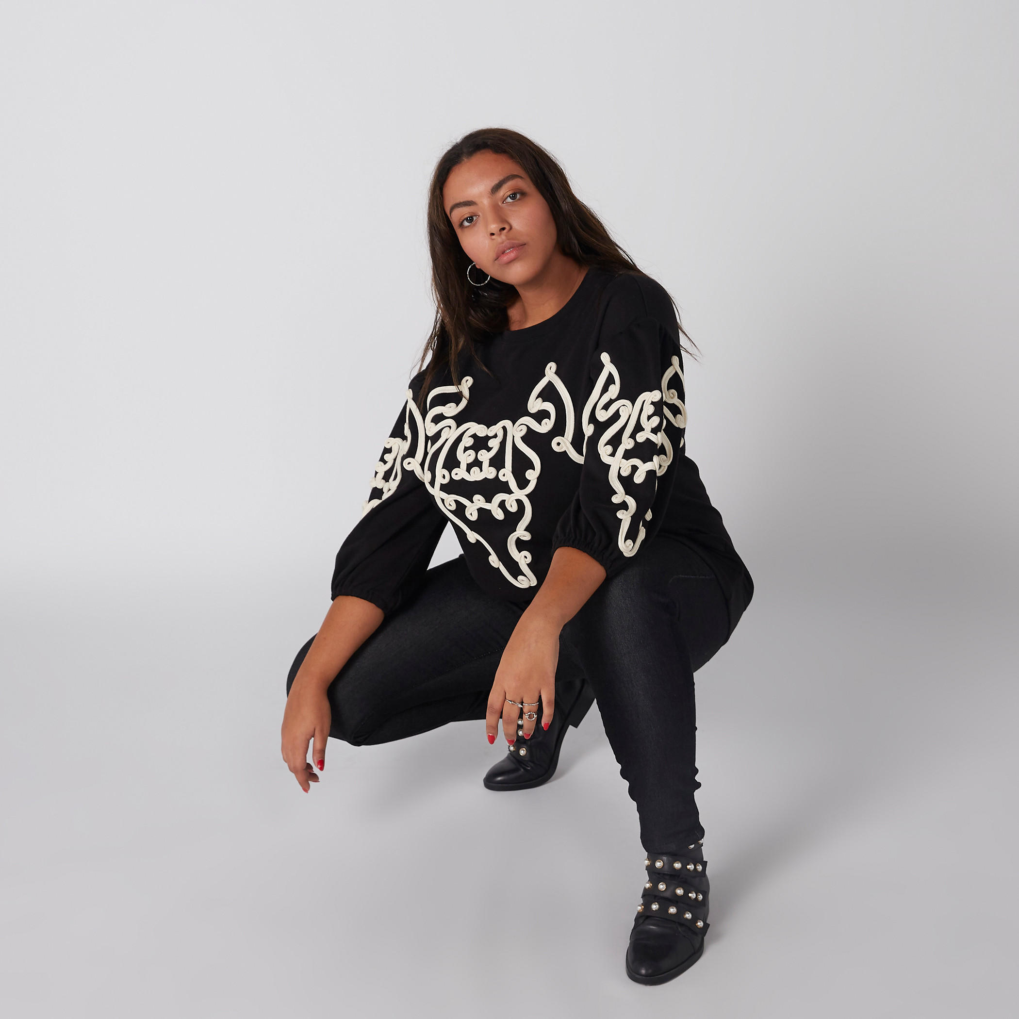 بلوزة سويت بياقة مستديرة وأكمام 3/4 وتطريز-women-winterwear-hoodiesandsweatshirts-sweatshirts-image-2