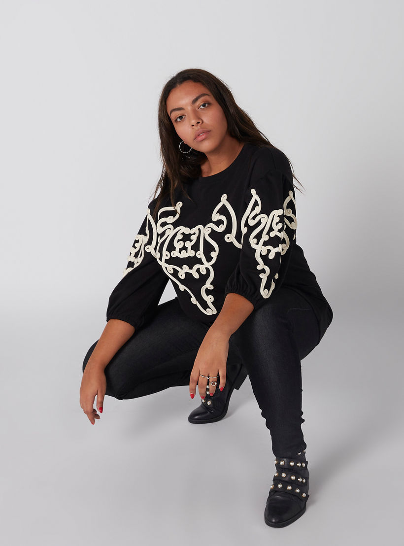 بلوزة سويت بياقة مستديرة وأكمام 3/4 وتطريز-women-winterwear-hoodiesandsweatshirts-sweatshirts-image-2