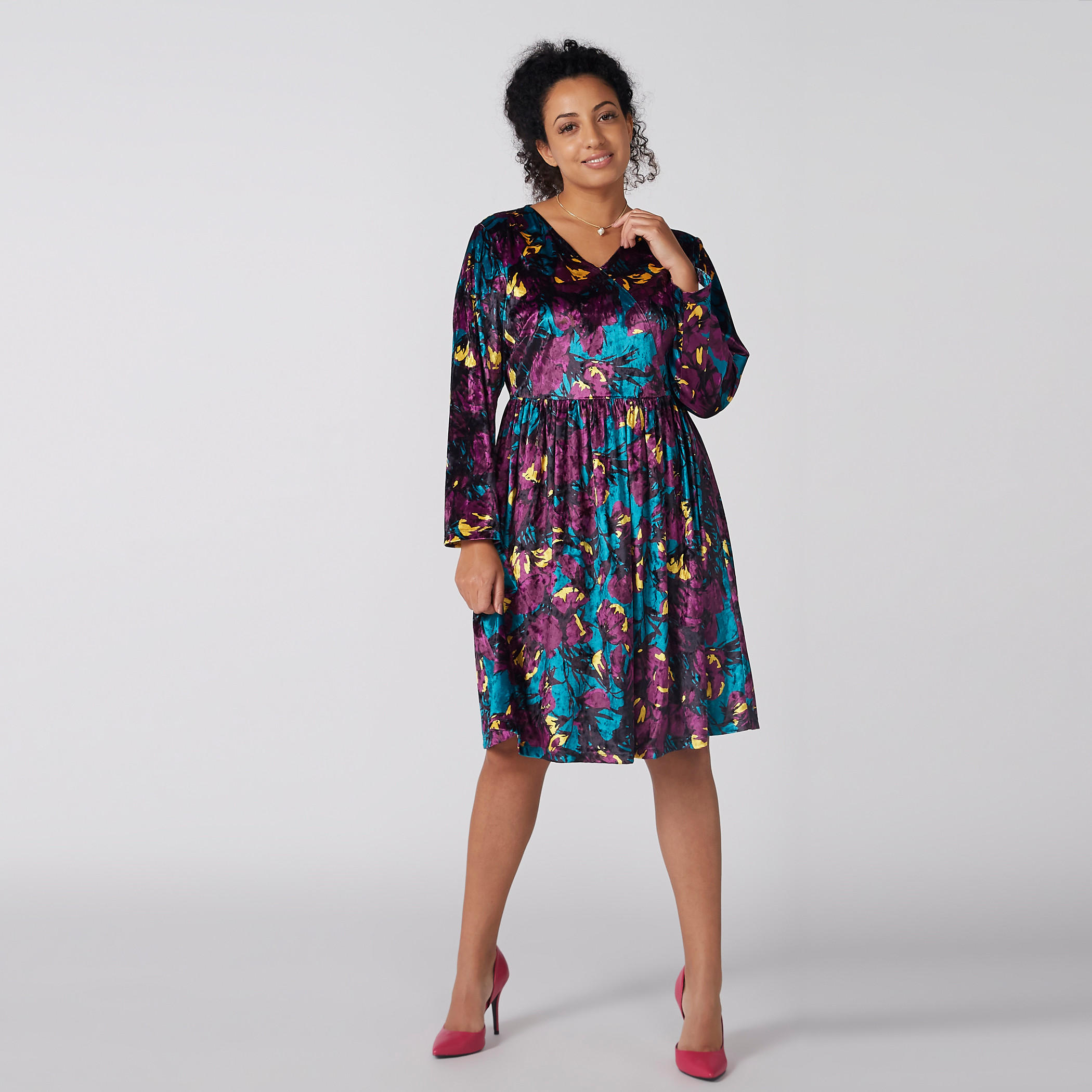 فستان ميدي بطبعات زهرية وياقة V وأكمام طويلة-women-clothing-dresses-image-1