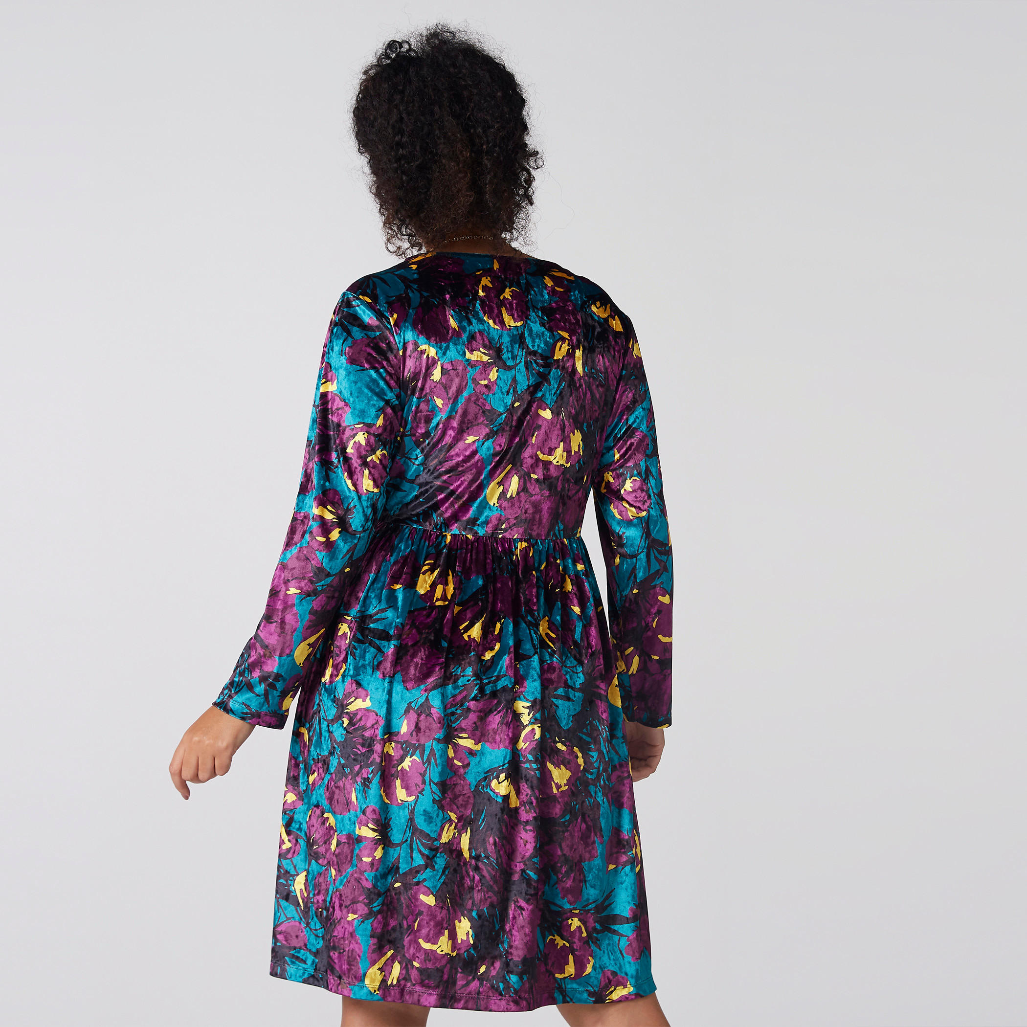 فستان ميدي بطبعات زهرية وياقة V وأكمام طويلة-women-clothing-dresses-image-2