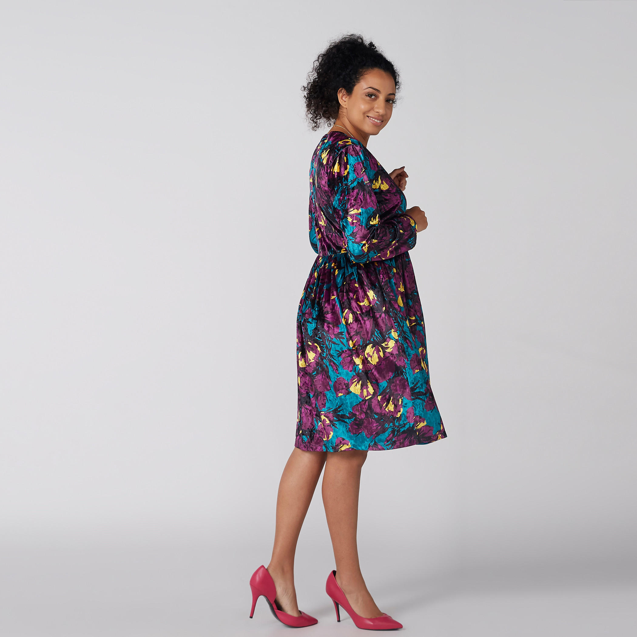 فستان ميدي بطبعات زهرية وياقة V وأكمام طويلة-women-clothing-dresses-image-3