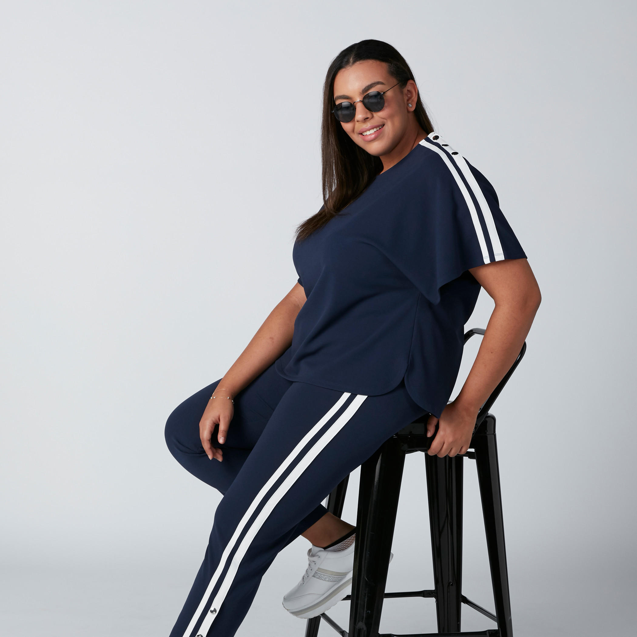 بلوزة بياقة مستديرة وأكمام قصيرة وأزرار-women-clothing-tshirts-image-1