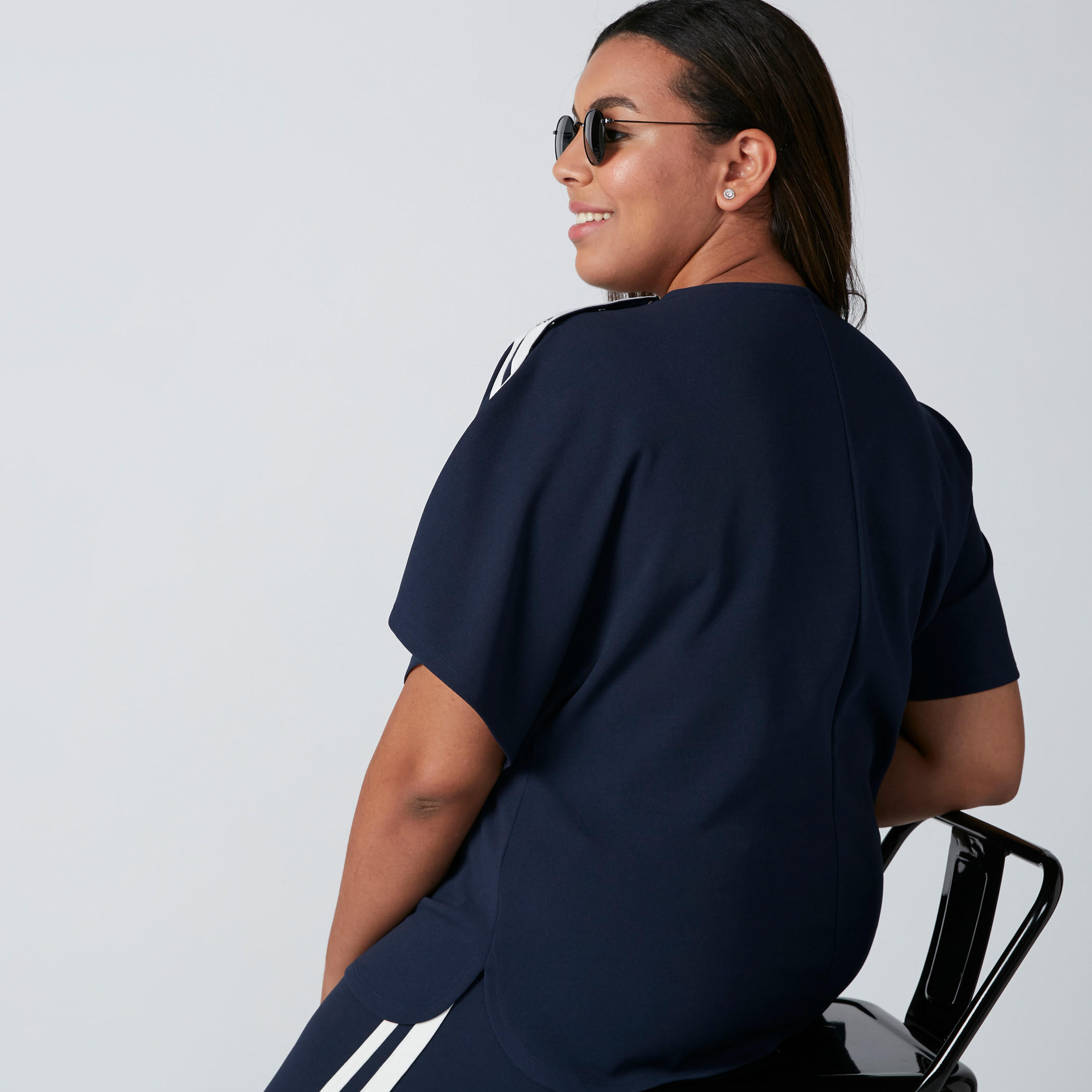 بلوزة بياقة مستديرة وأكمام قصيرة وأزرار-women-clothing-tshirts-image-2