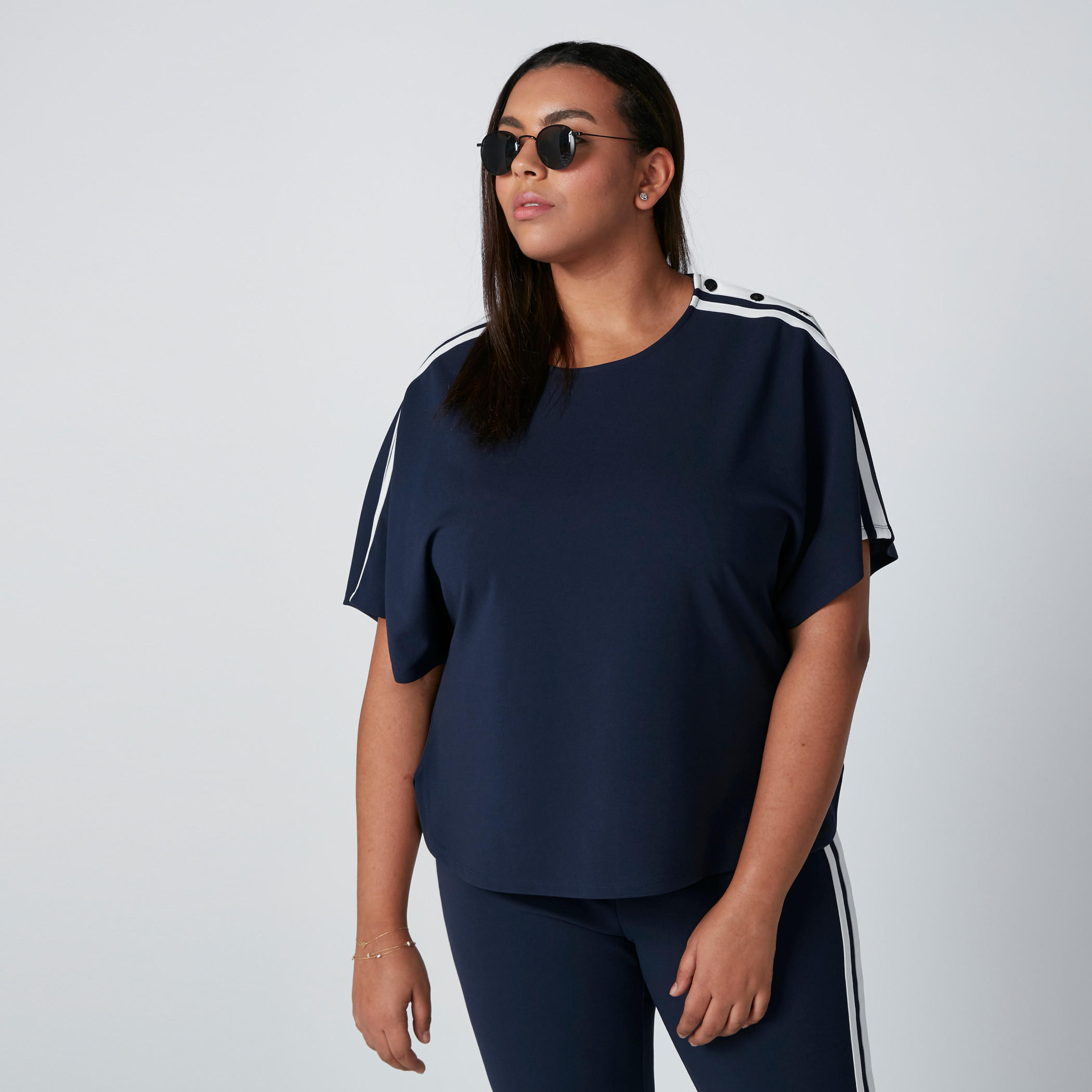 بلوزة بياقة مستديرة وأكمام قصيرة وأزرار-women-clothing-tshirts-image-3