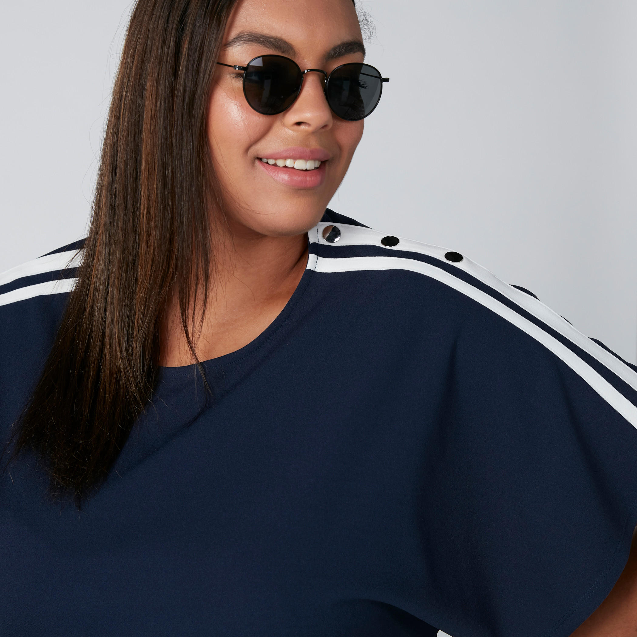 بلوزة بياقة مستديرة وأكمام قصيرة وأزرار-women-clothing-tshirts-image-4