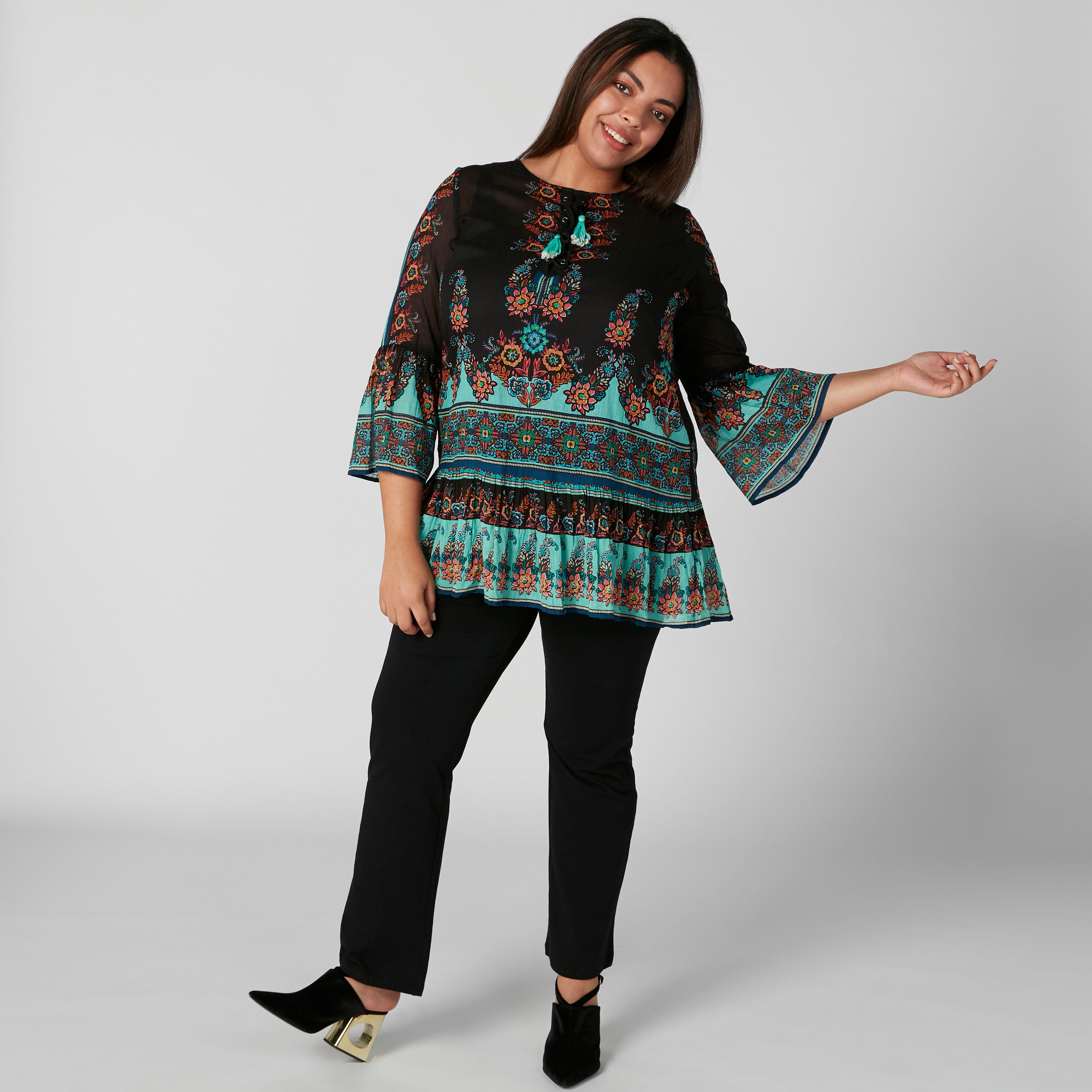 توب بطبعات وأكمام واسعة وشُرّابات-women-clothing-shirtsandblouses-blouses-image-1