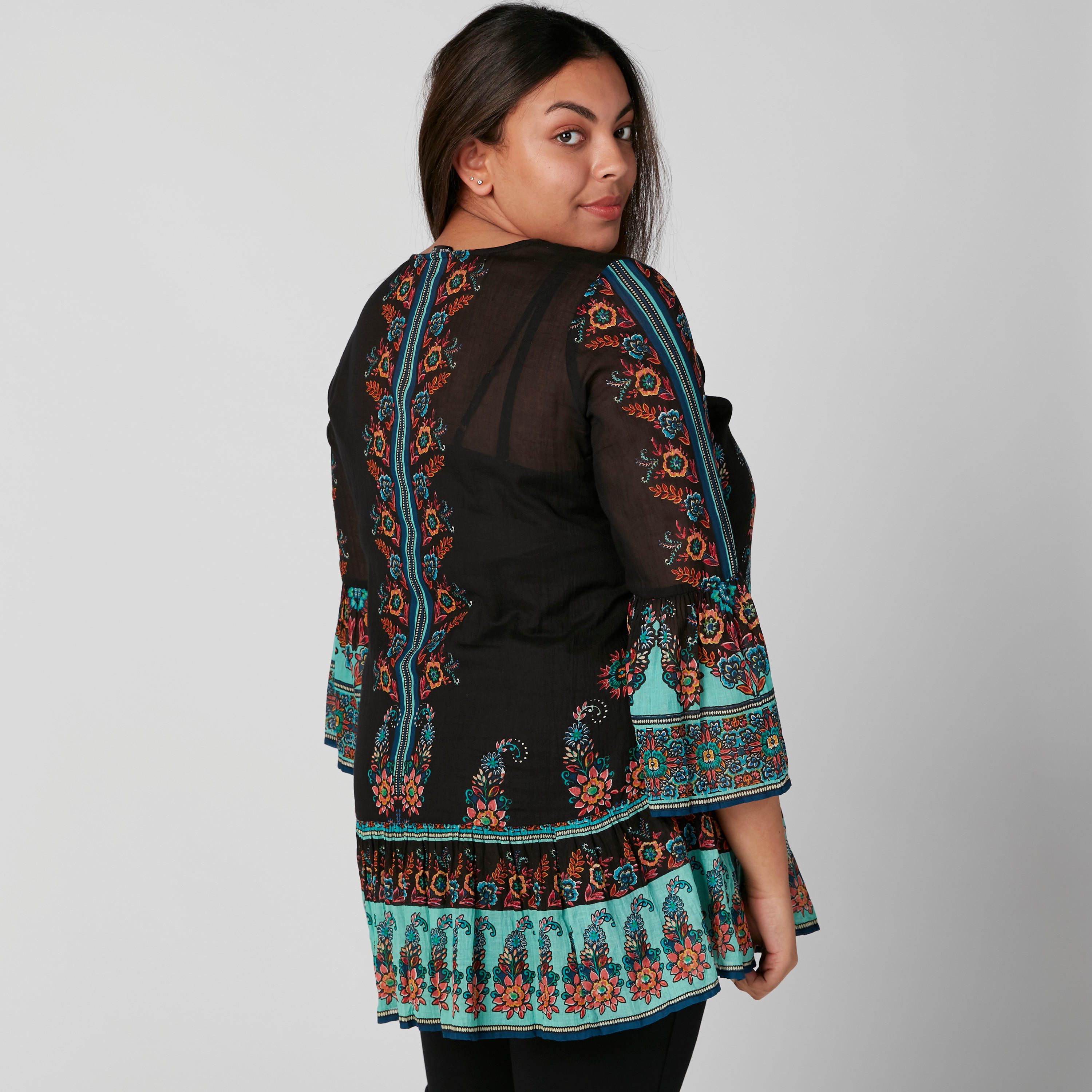 توب بطبعات وأكمام واسعة وشُرّابات-women-clothing-shirtsandblouses-blouses-image-2