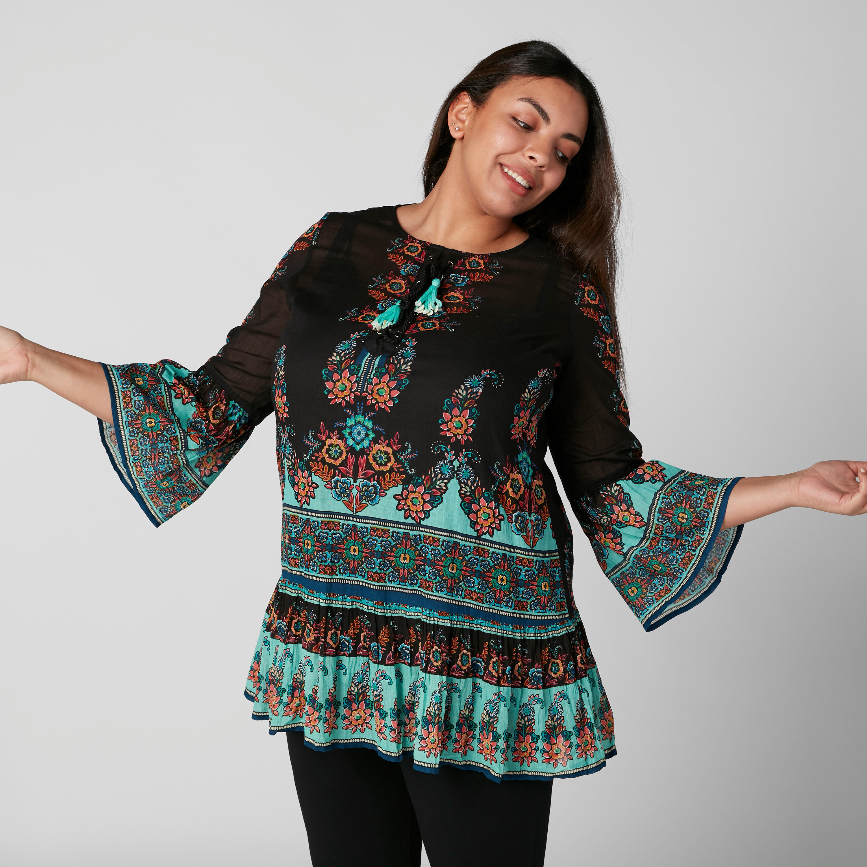توب بطبعات وأكمام واسعة وشُرّابات-women-clothing-shirtsandblouses-blouses-image-3
