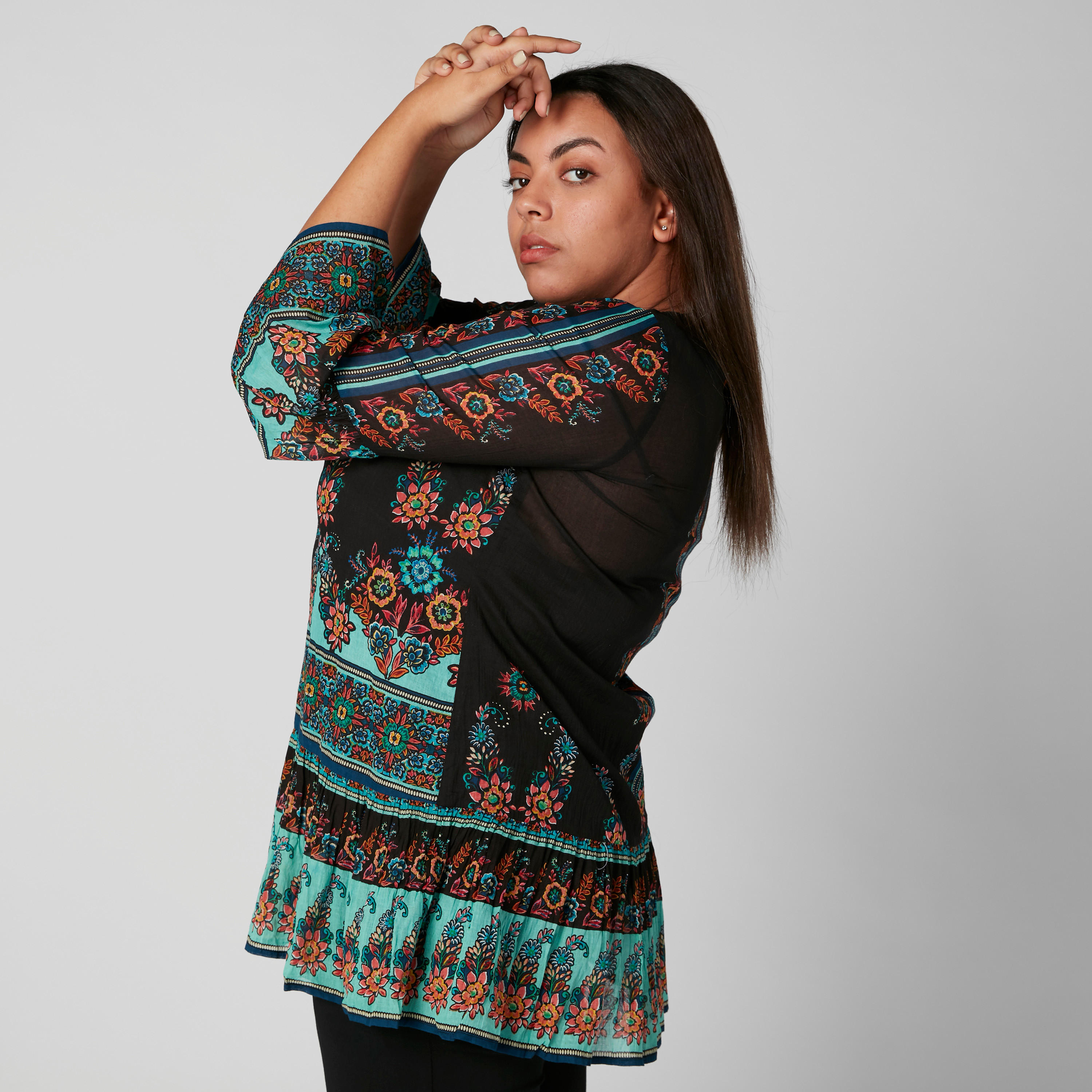 توب بطبعات وأكمام واسعة وشُرّابات-women-clothing-shirtsandblouses-blouses-image-4