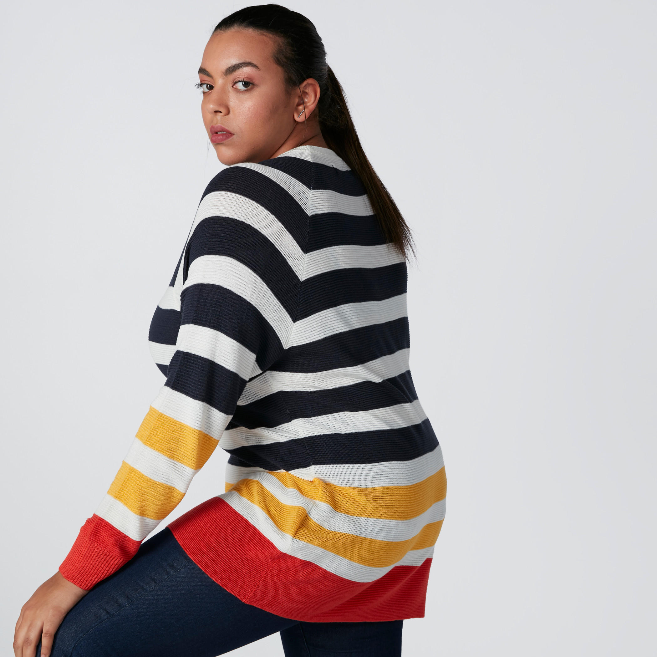 سويتر مقلّم بياقة مستديرة وأكمام مغايرة-women-winterwear-cardigansandjumpers-cardigans-image-2