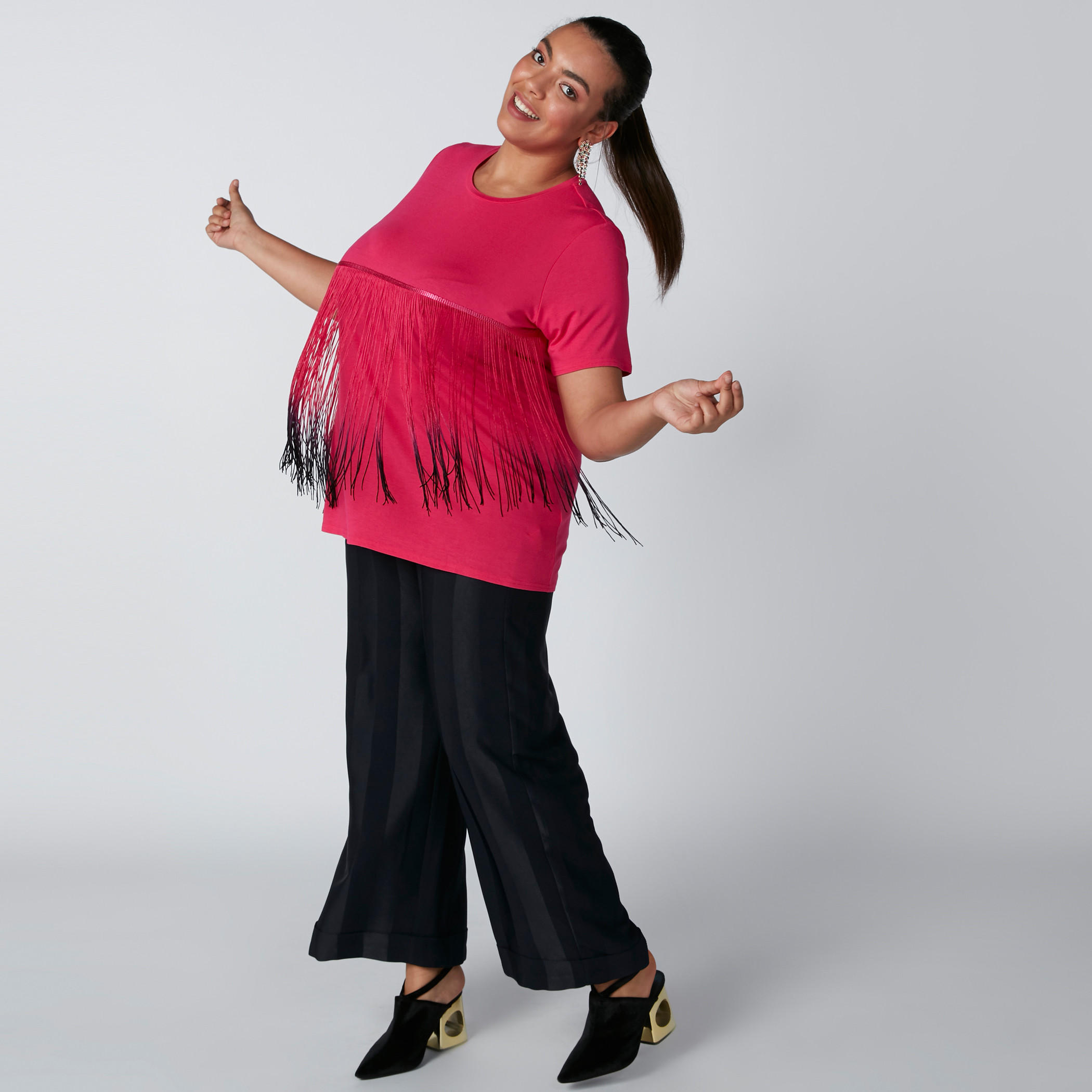 بلوزة بياقة مستديرة وأكمام قصيرة وتفاصيل كشكش-women-clothing-tshirts-image-3