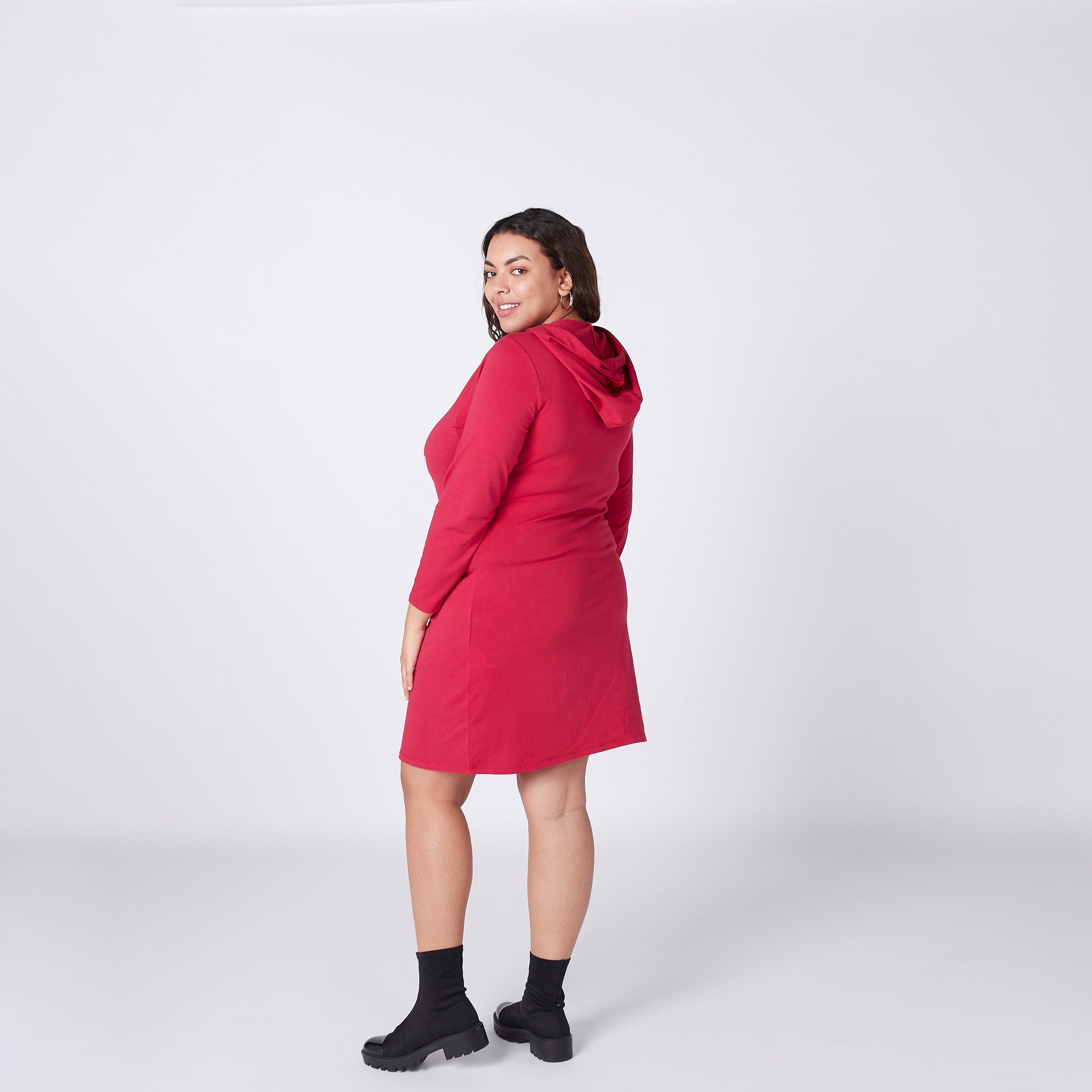 فستان تيشيرت متوسط الطول بقبّعة وطبعات ميكي ماوس-women-clothing-dresses-image-3