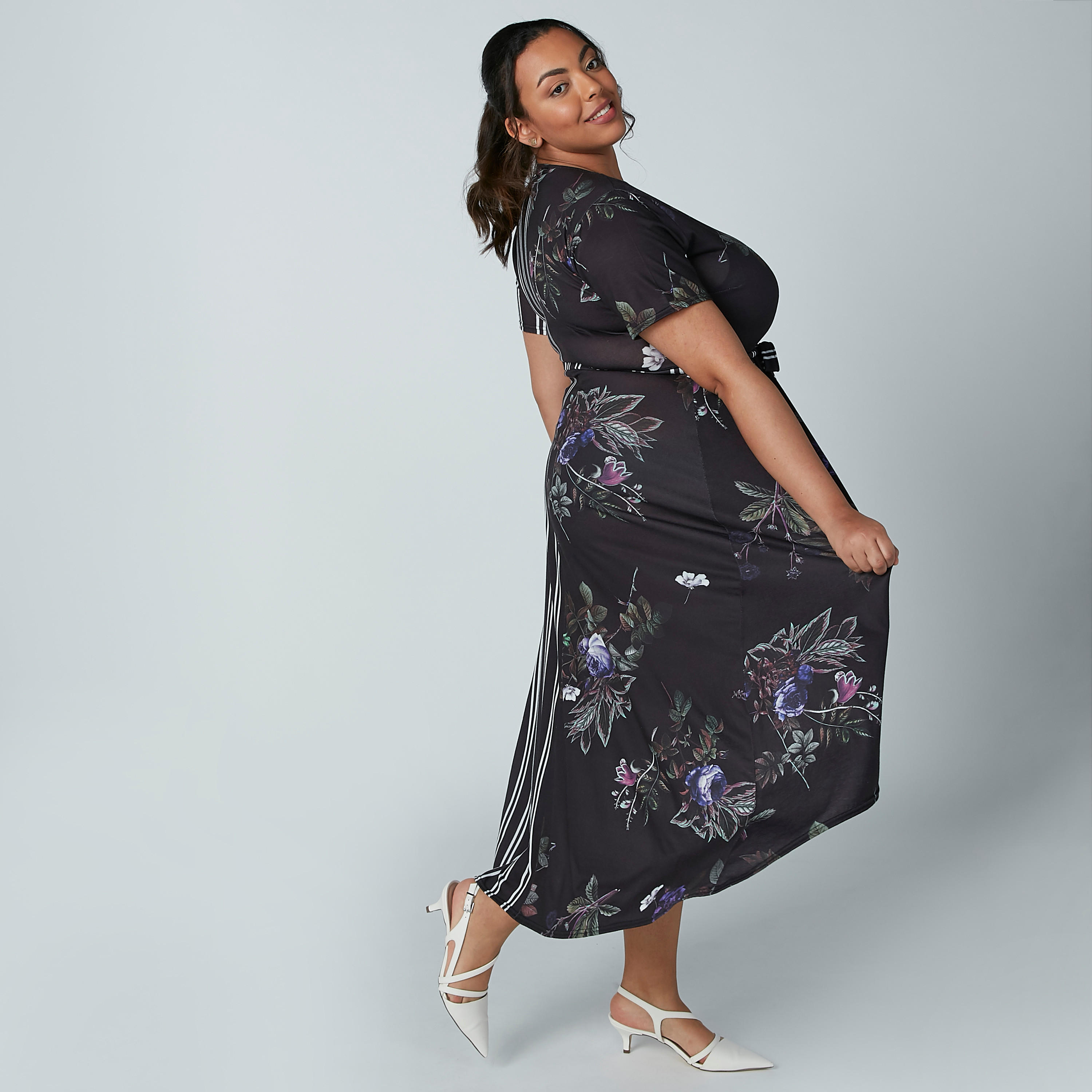 فستان مقلّم متوسط الطول بتصميم ملفوف ورباط وطبعات-women-clothing-dresses-image-1