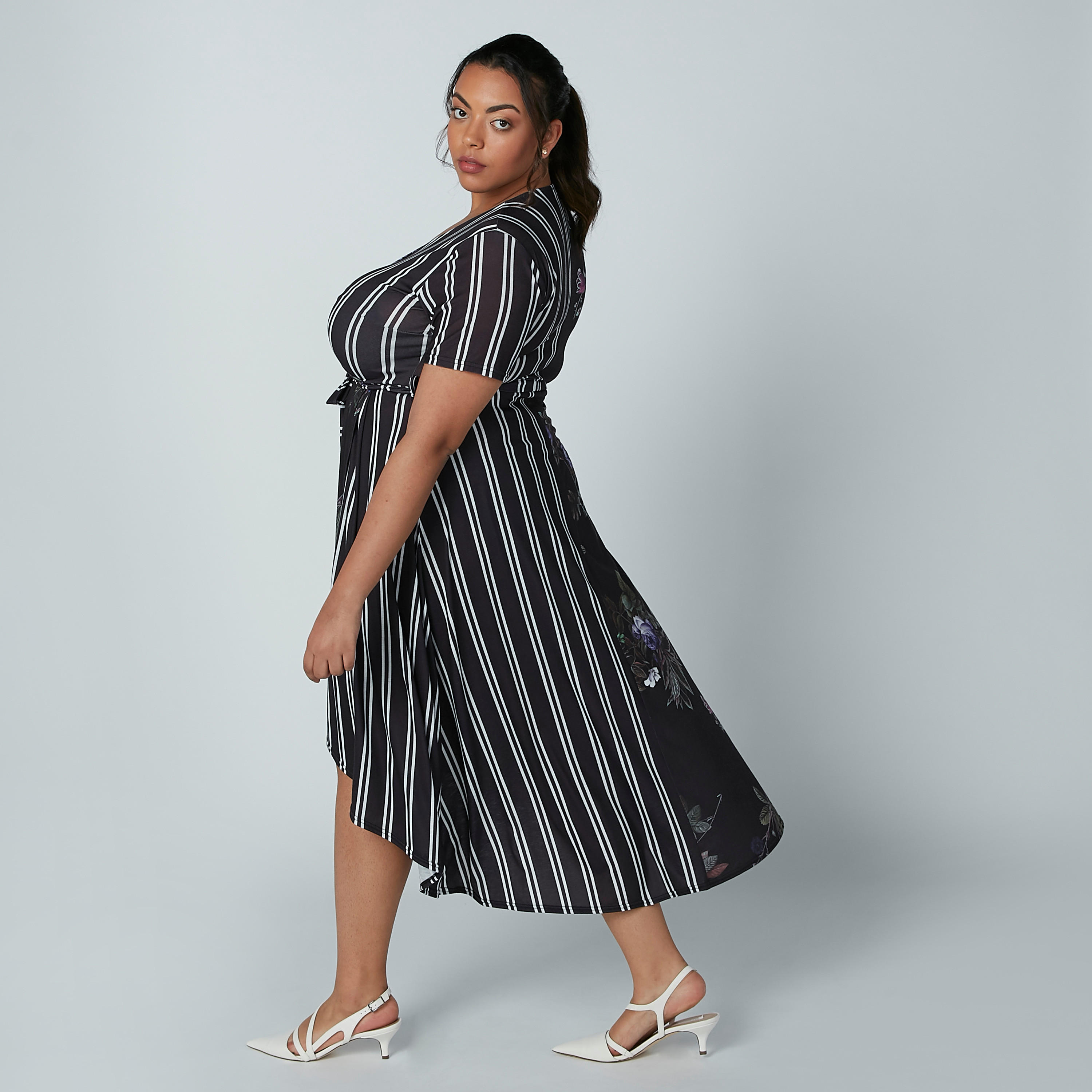 فستان مقلّم متوسط الطول بتصميم ملفوف ورباط وطبعات-women-clothing-dresses-image-4