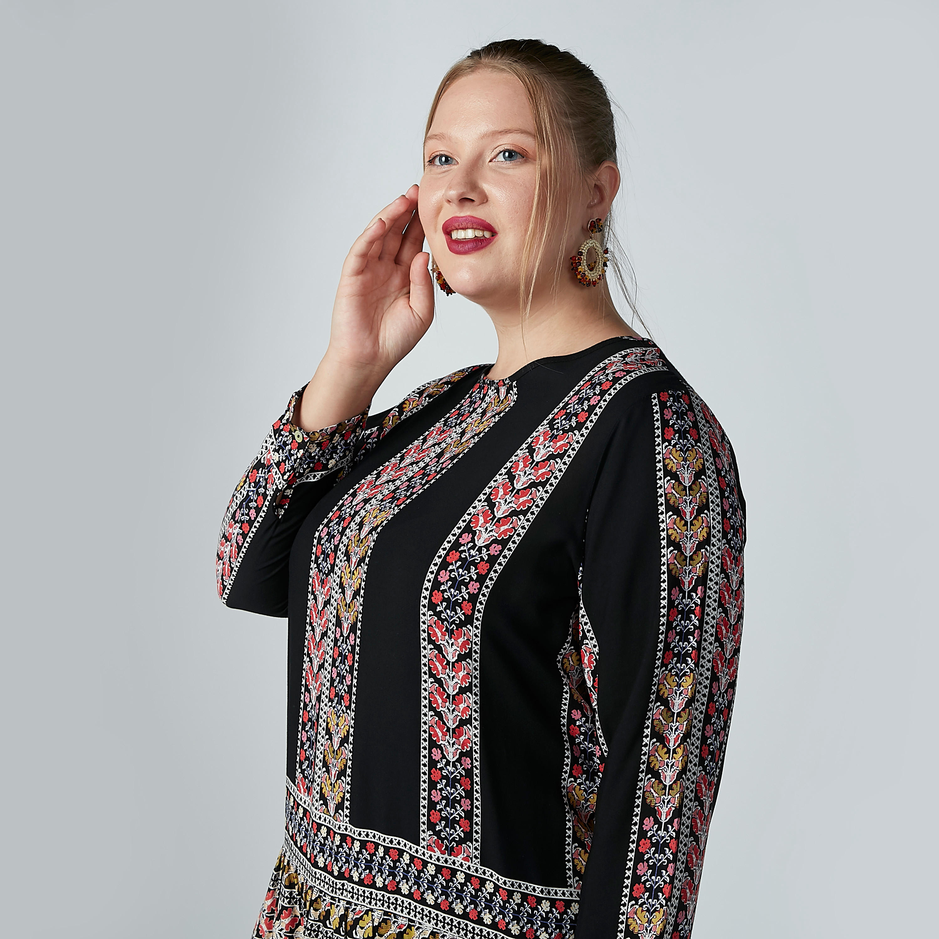 بلوزة بيبلوم بياقة مستديرة وأكمام طويلة وطبعات-women-clothing-shirtsandblouses-blouses-image-2