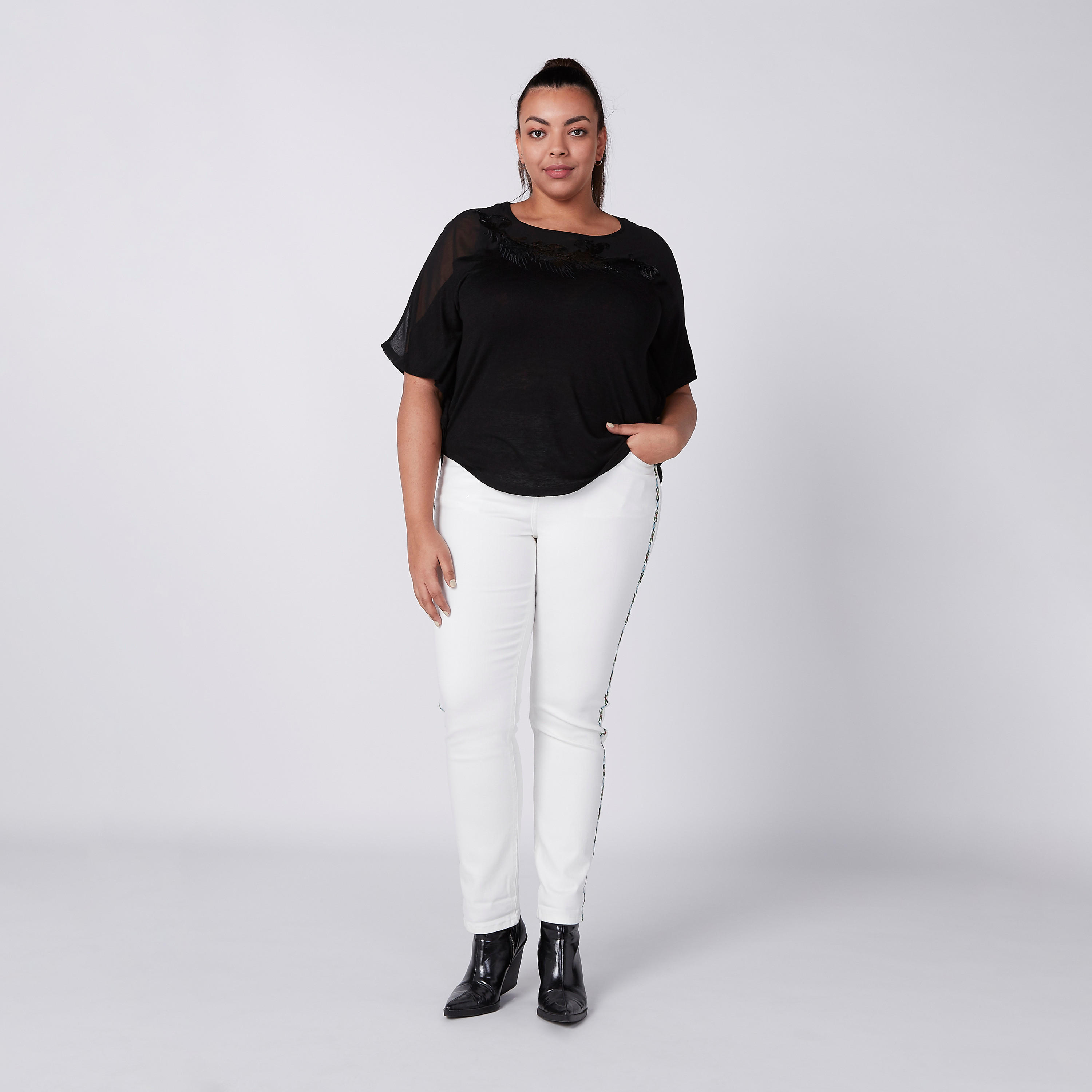 بلوزة مطرّزة بأكمام قصيرة-women-clothing-shirtsandblouses-blouses-image-4