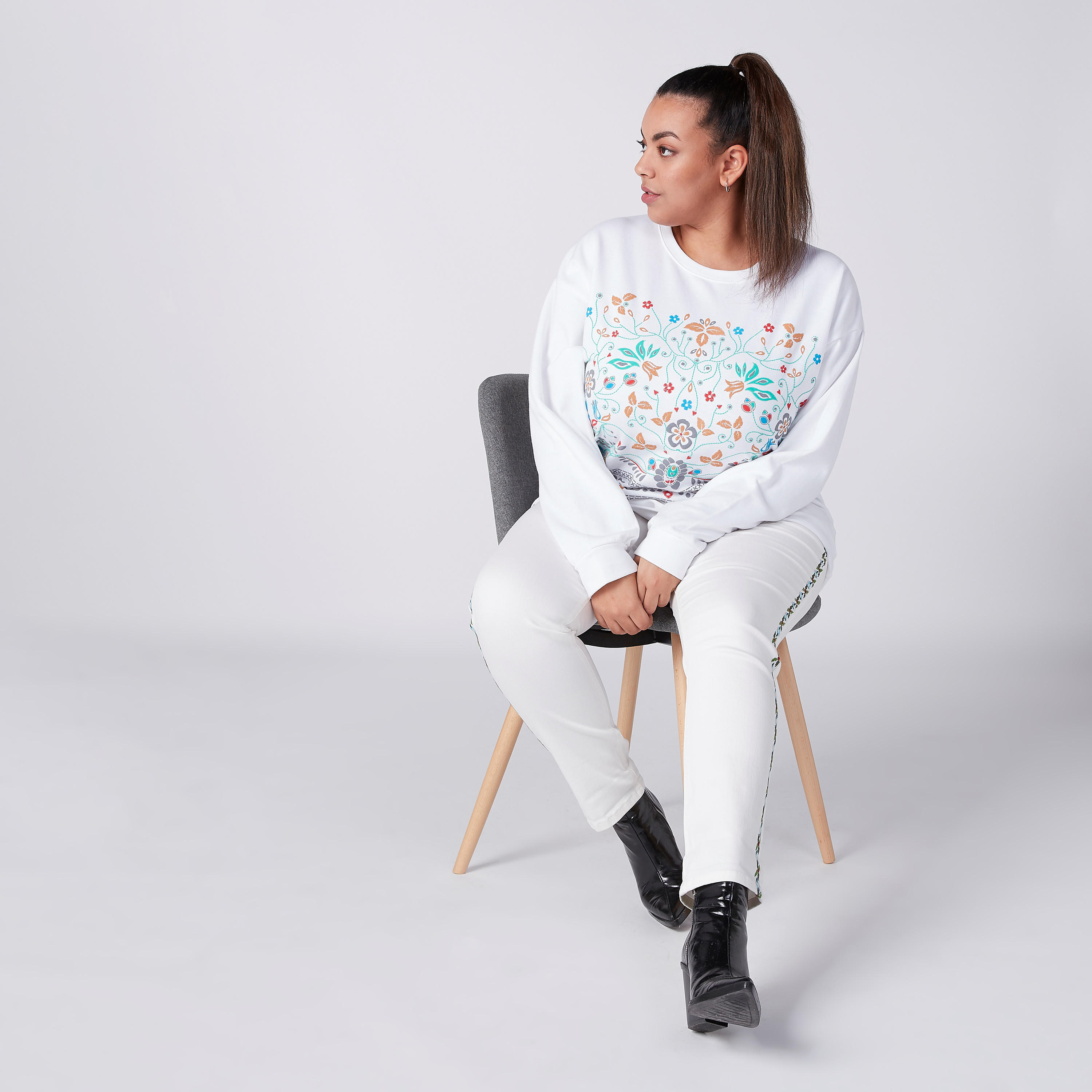 بنطال جينز مطرّز بجيوب-women-clothing-bottoms-jeans-image-1