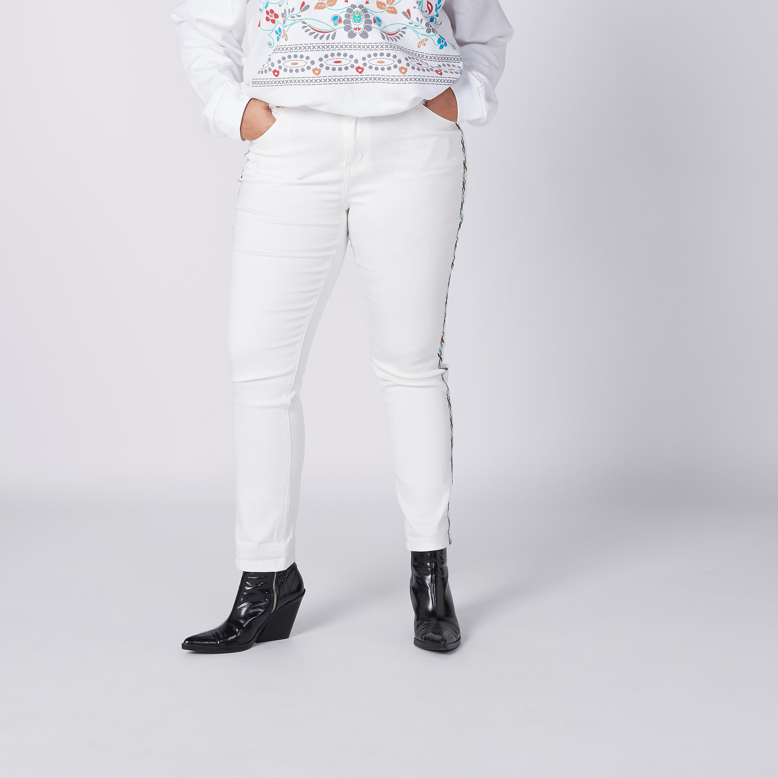 بنطال جينز مطرّز بجيوب-women-clothing-bottoms-jeans-image-2