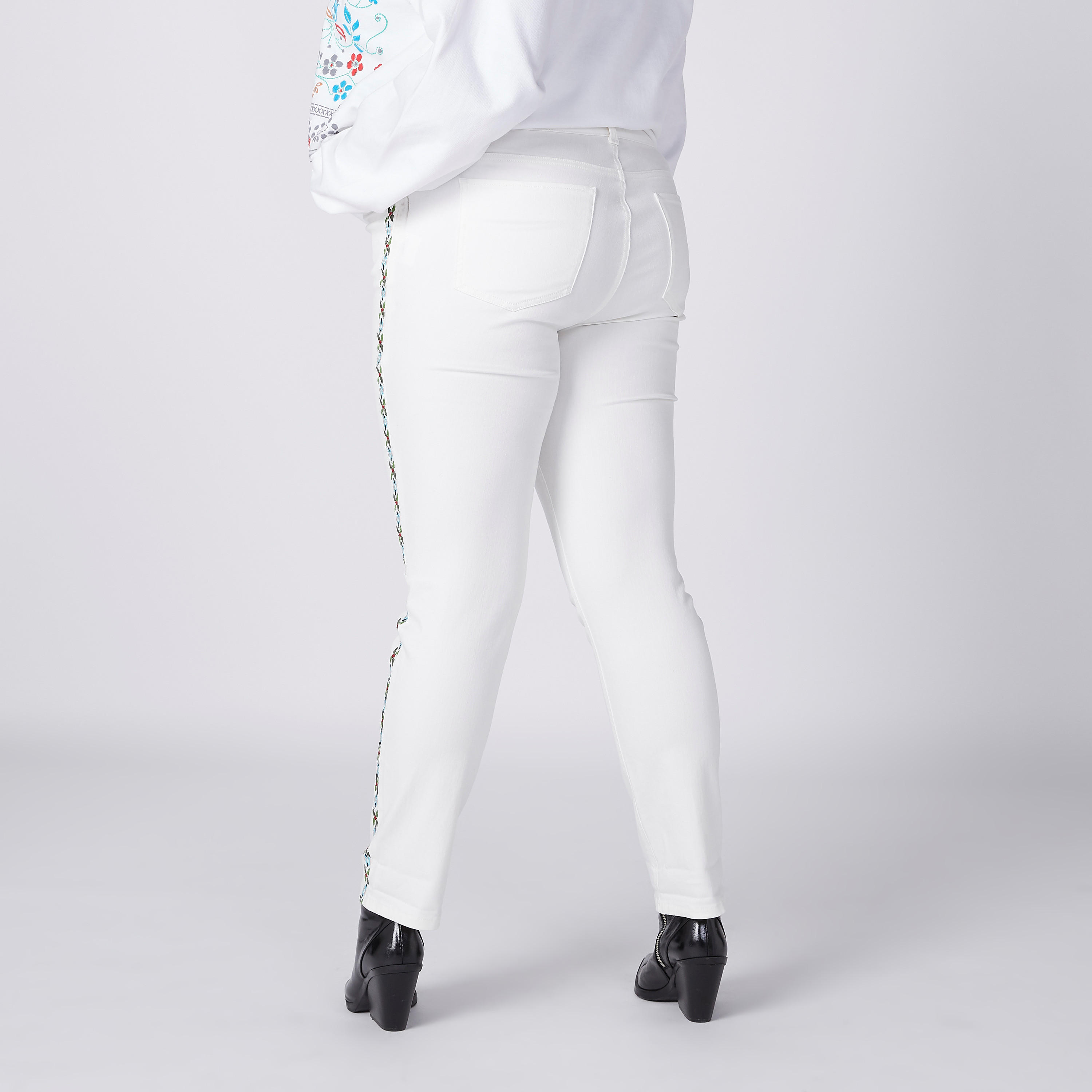 بنطال جينز مطرّز بجيوب-women-clothing-bottoms-jeans-image-3
