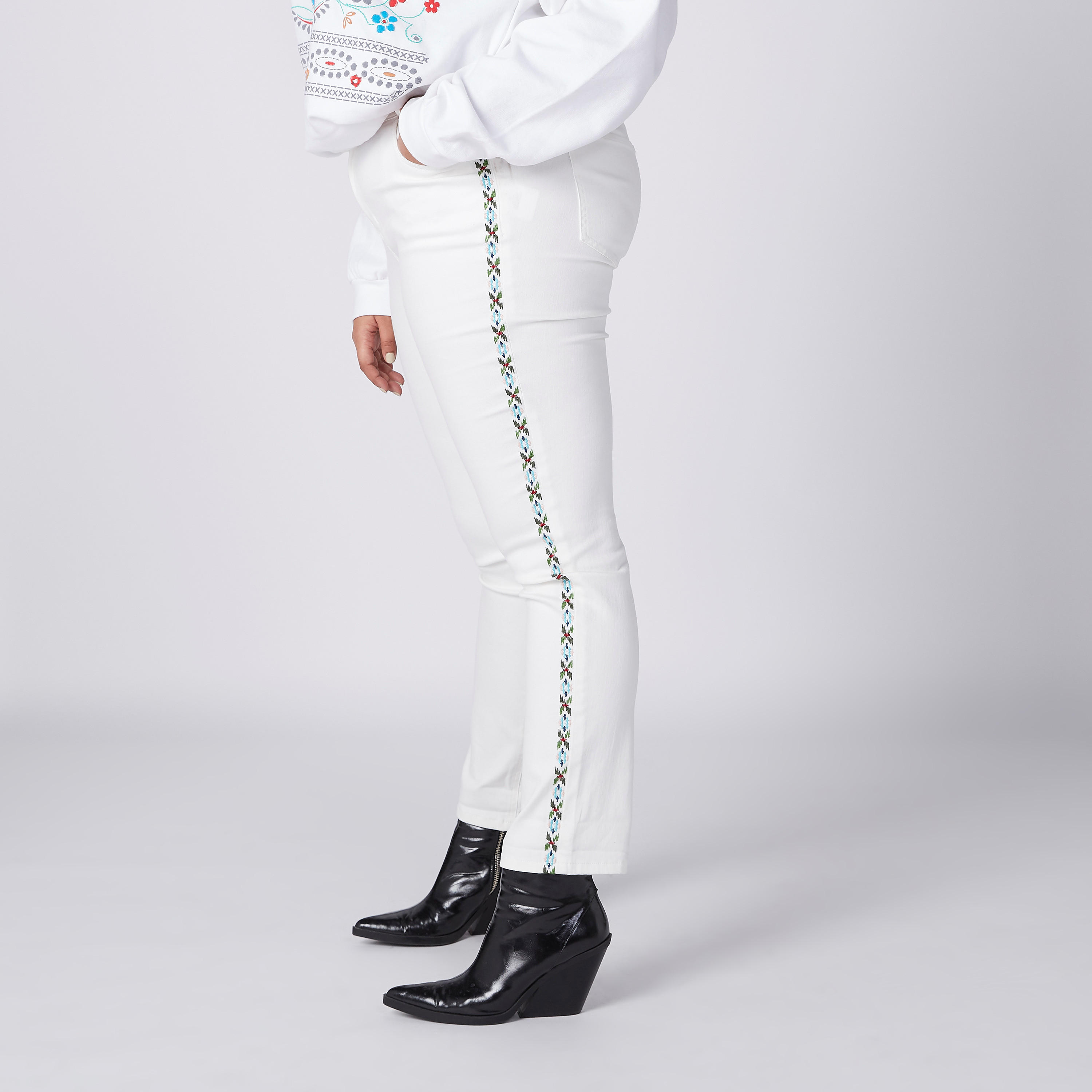 بنطال جينز مطرّز بجيوب-women-clothing-bottoms-jeans-image-4