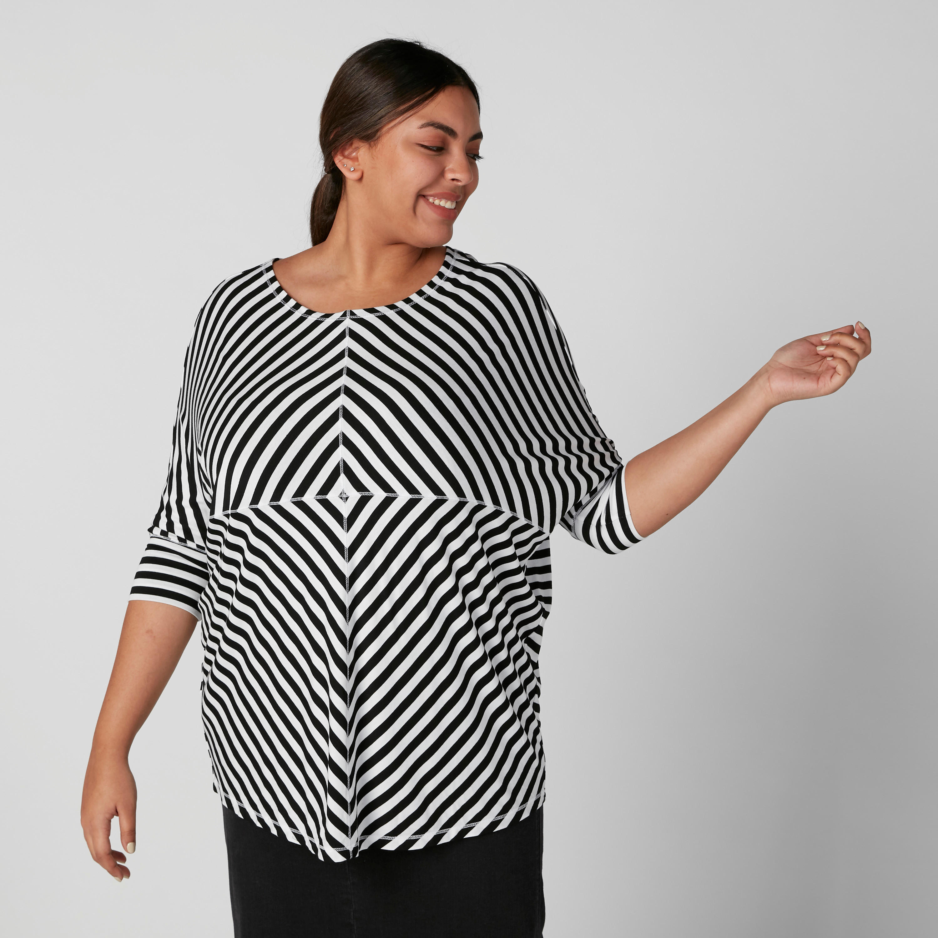 بلوزة مقلّمة بياقة مستديرة وأكمام 3/4-women-clothing-shirtsandblouses-blouses-image-1
