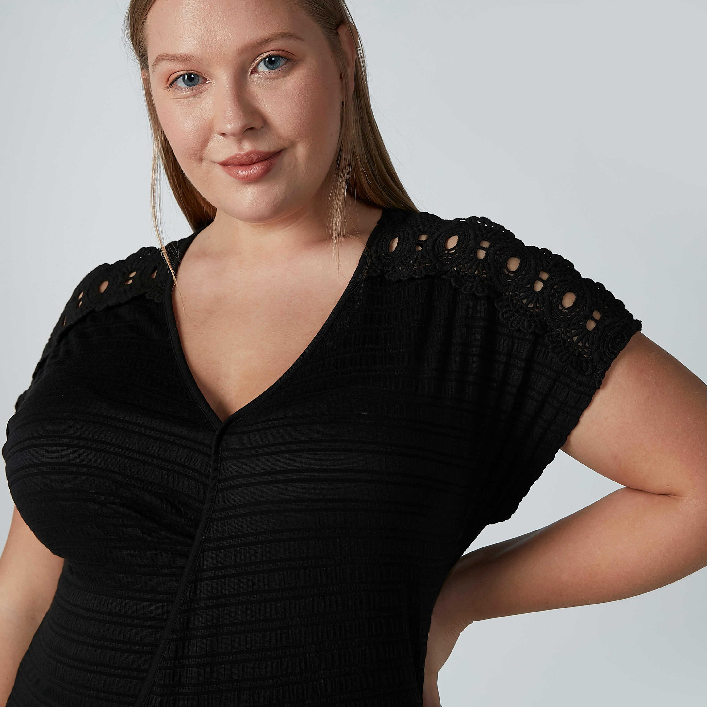 بلوزة ملفوفة بارزة الملمس بياقة V وتفاصيل دانتيل-women-clothing-shirtsandblouses-blouses-image-3
