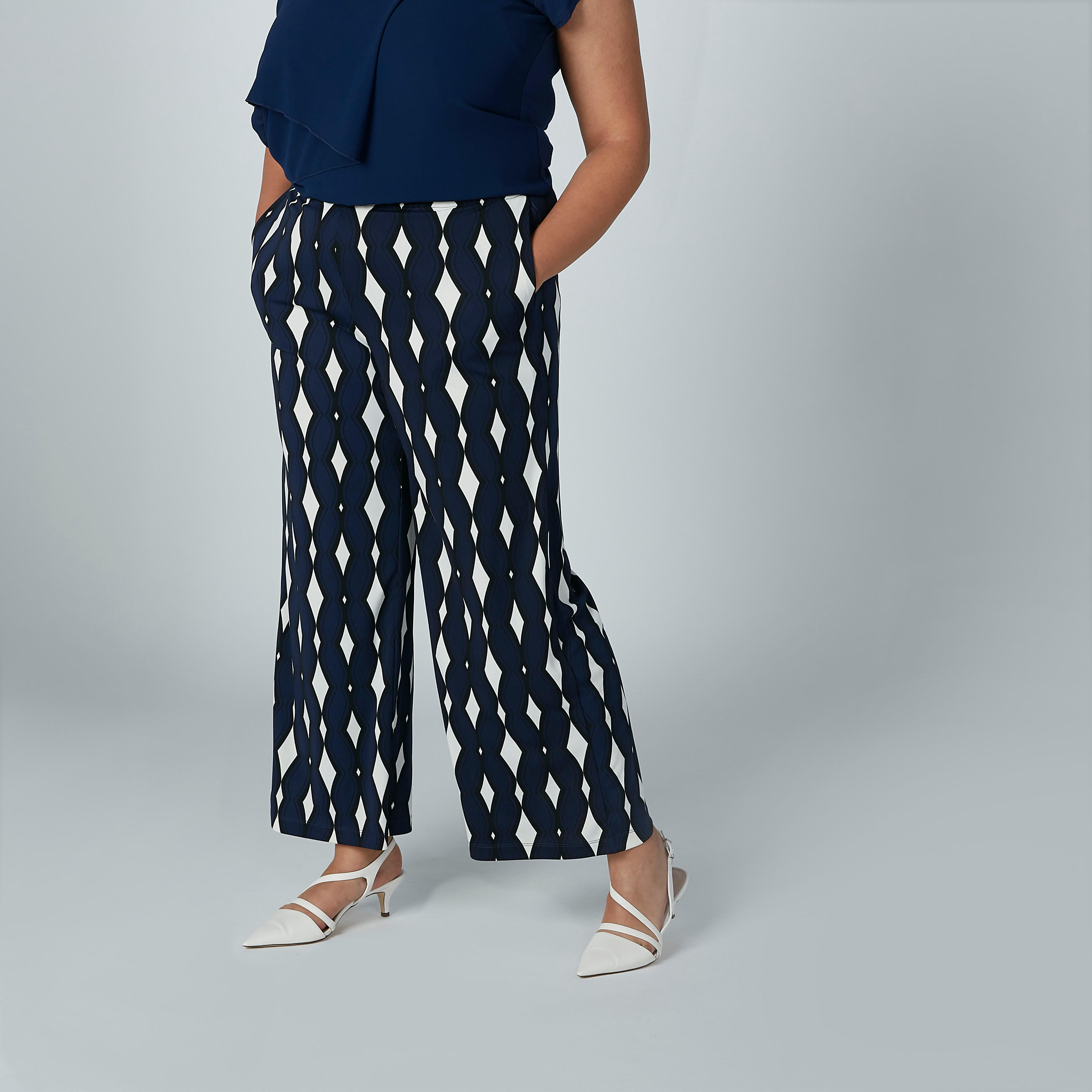 بنطال بالازو بقصّة واسعة وجيوب وطبعات-women-clothing-bottoms-trousers-image-1